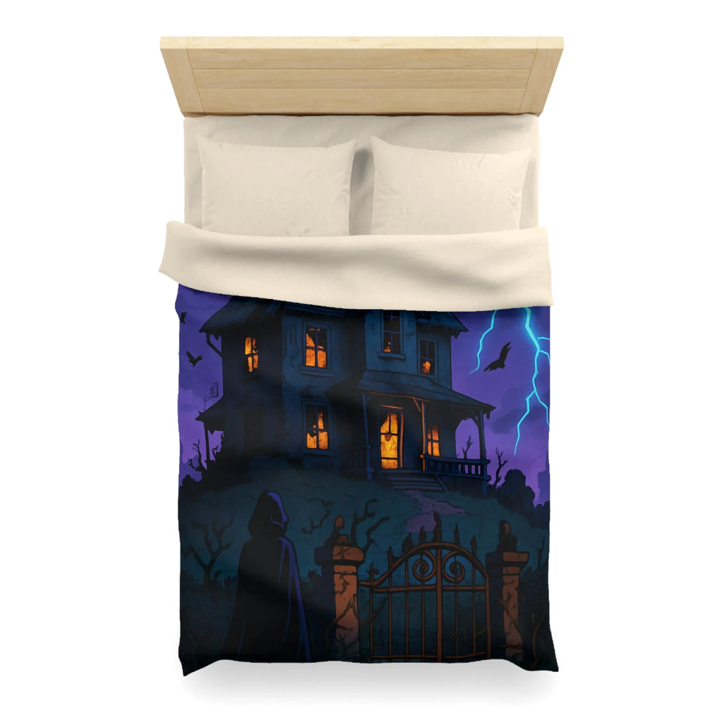 Housse de couette intrigante avec manoir hanté, éclairs et corbeaux sous ciel orageux