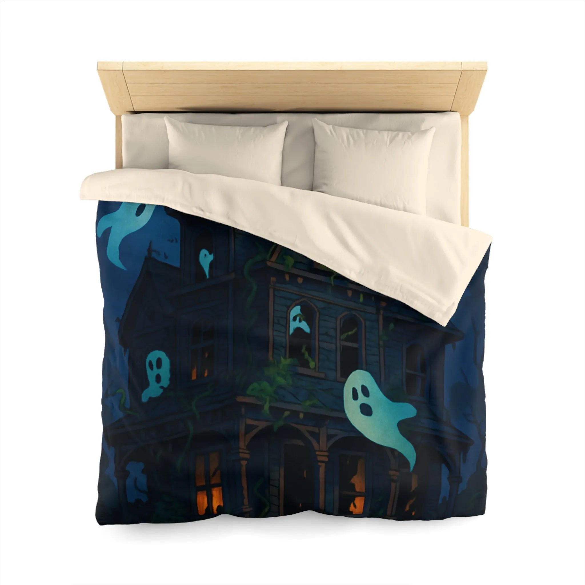 Housse de couette avec maison hantée et fantômes lumineux dans la nuit orageuse