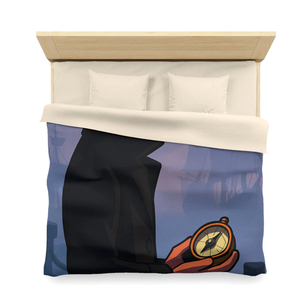 Élégant homme en manteau sombre tenant une boussole devant un port brumeux