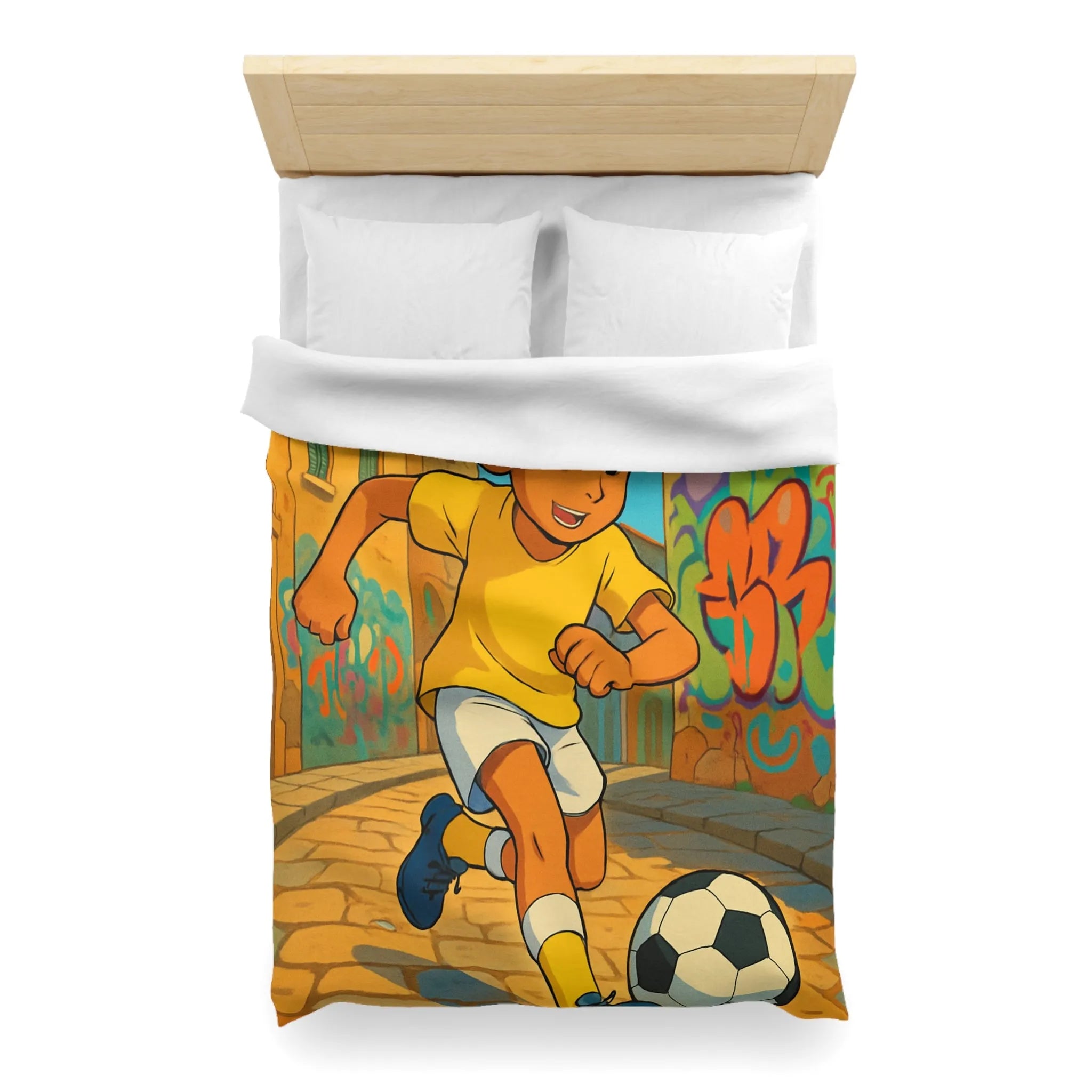 Housse de couette jaune enfant illustrant garçon jouant au football dans une ruelle colorée