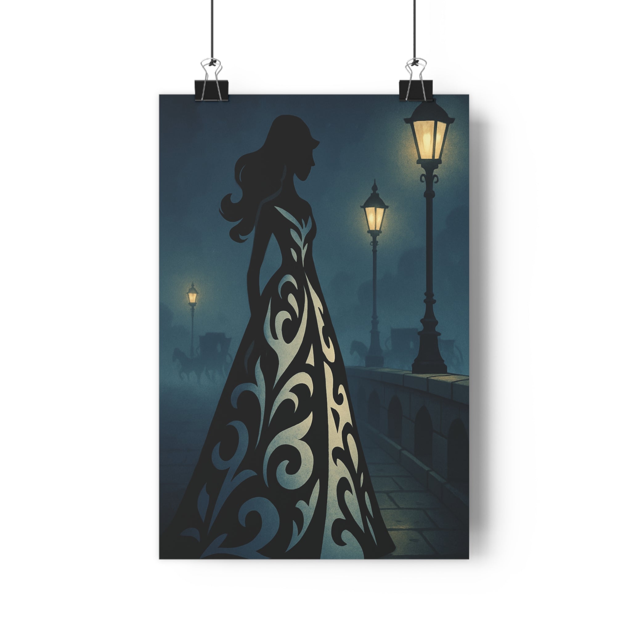 Poster décoratif élégant scène nocturne mystère silhouette féminine gothique bleu ambiance raffinée salon qualité