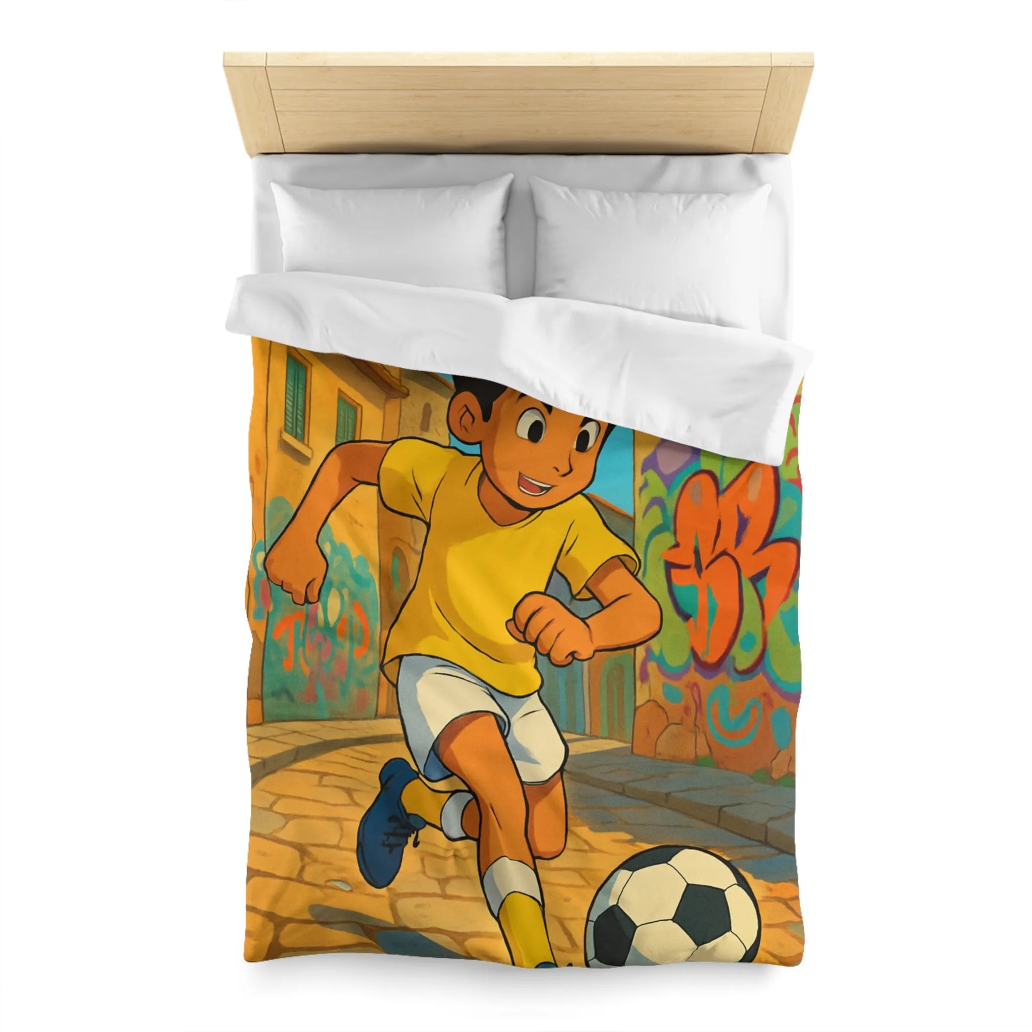 Housse de couette jaune enfant illustrant garçon jouant au football dans une ruelle colorée