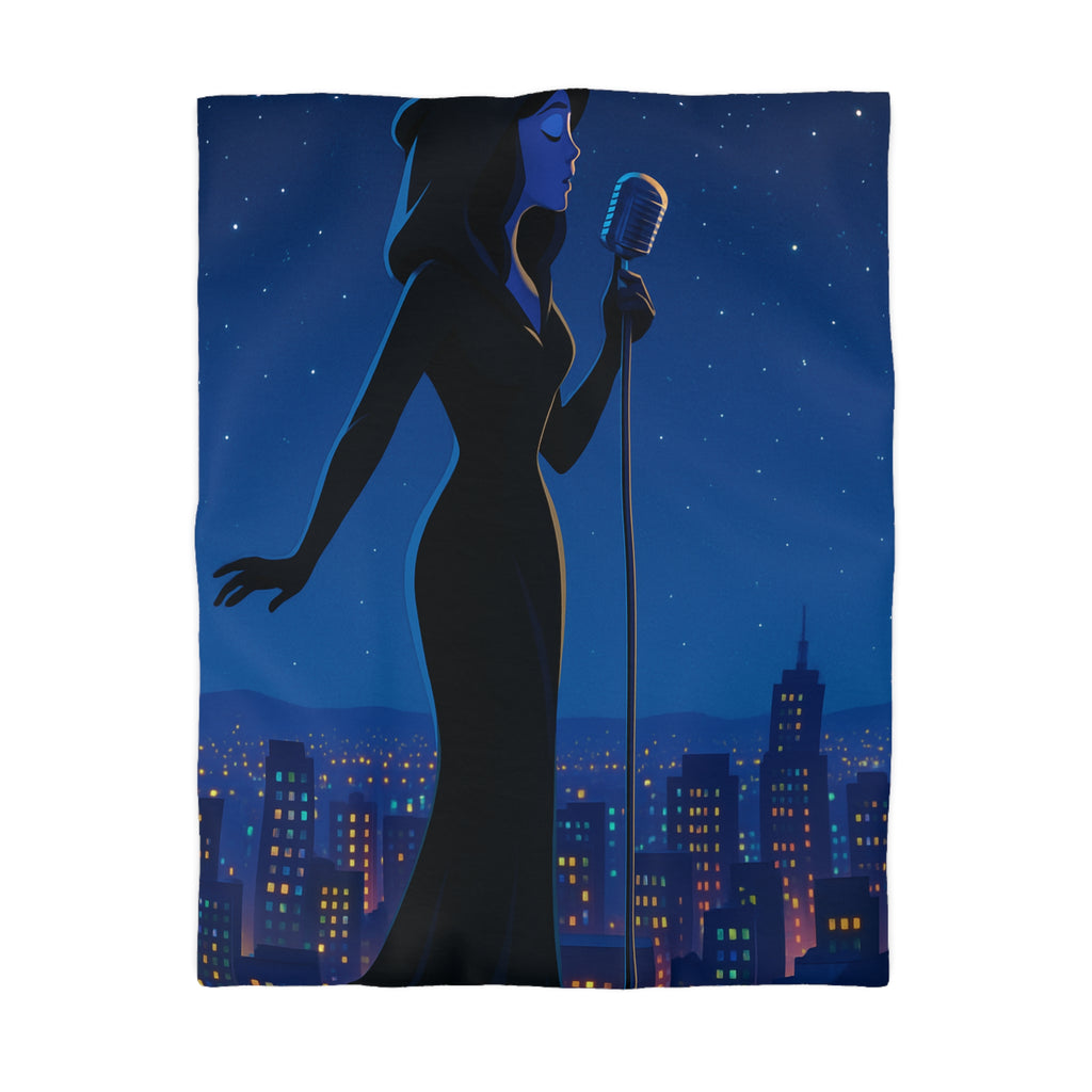 Housse de couette nocturne élégante avec silhouette mystérieuse et micro en arrière-plan urbain