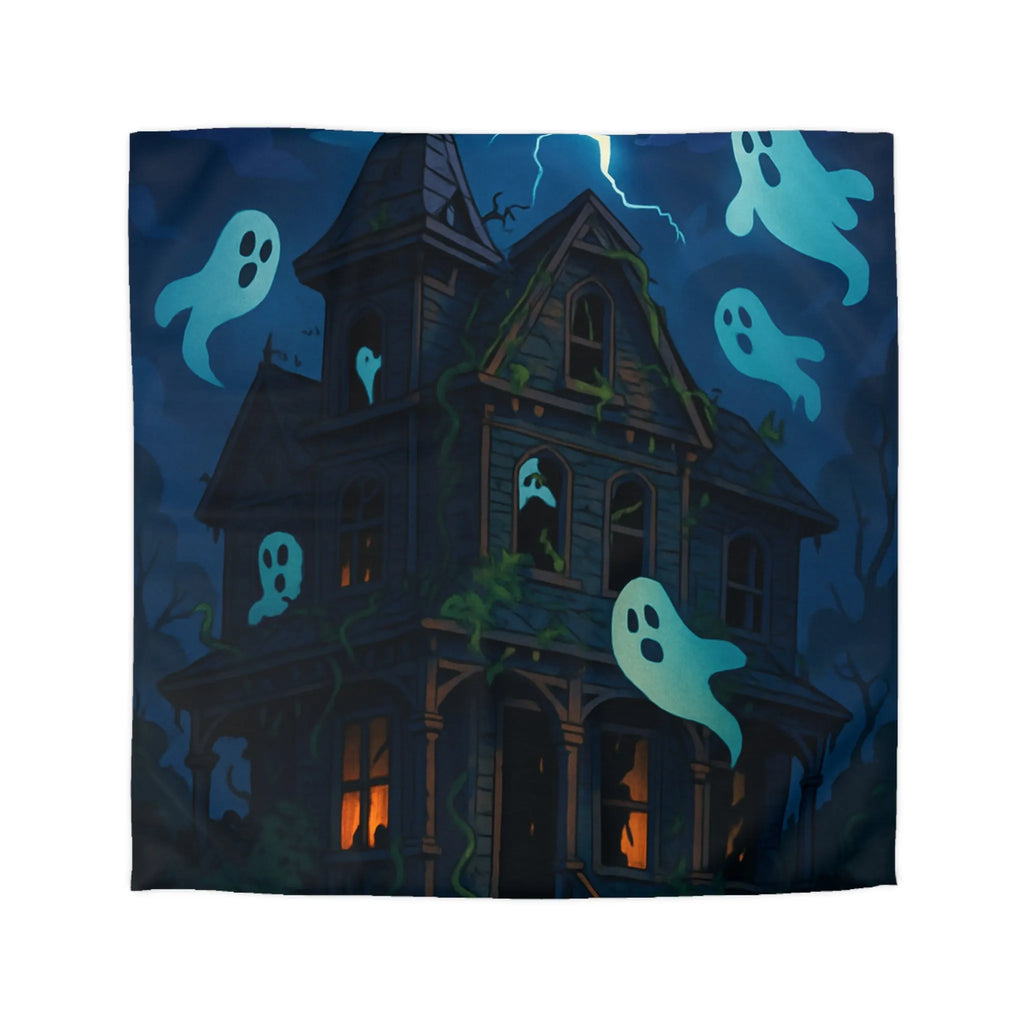 Housse de couette avec maison hantée et fantômes lumineux dans la nuit orageuse