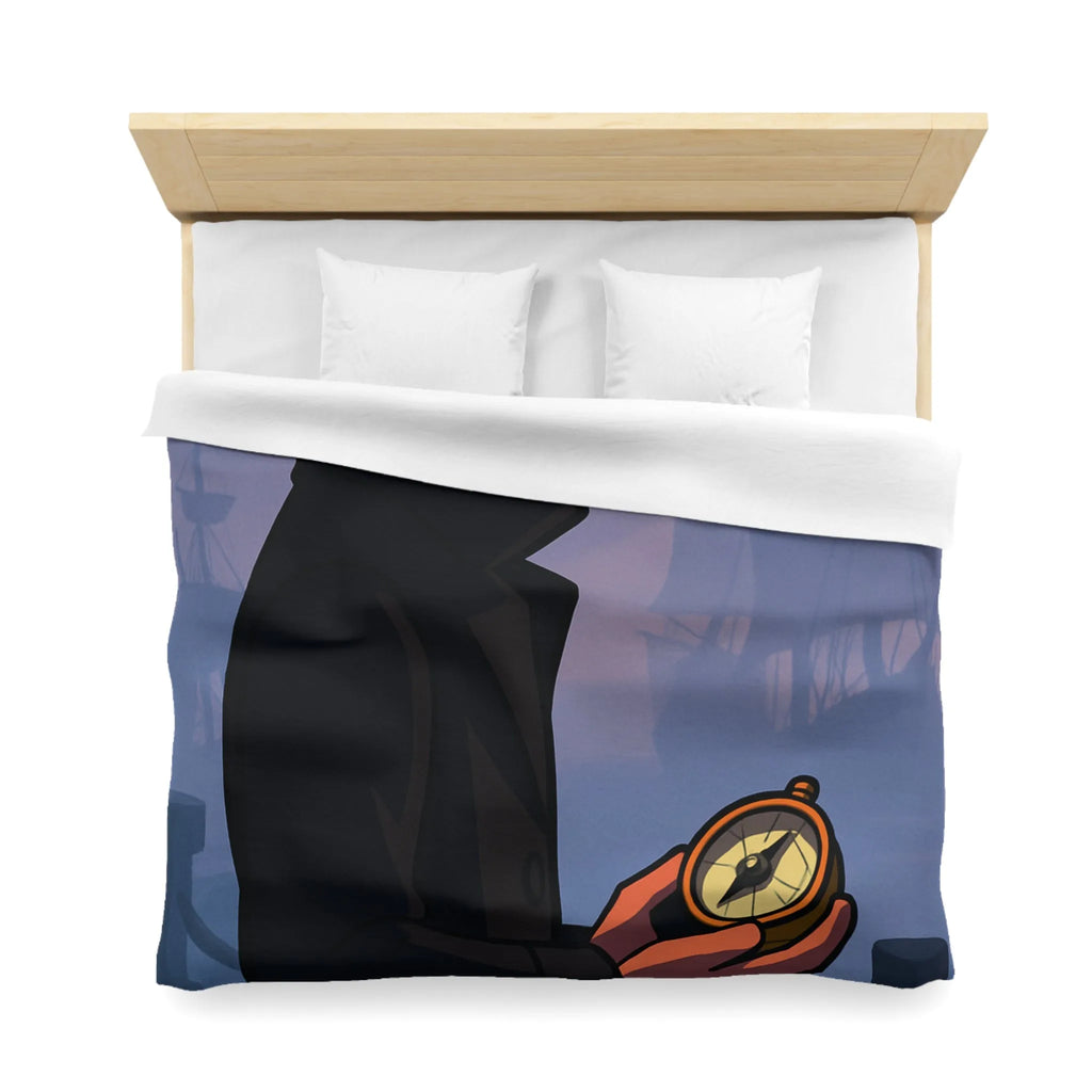 Élégant homme en manteau sombre tenant une boussole devant un port brumeux