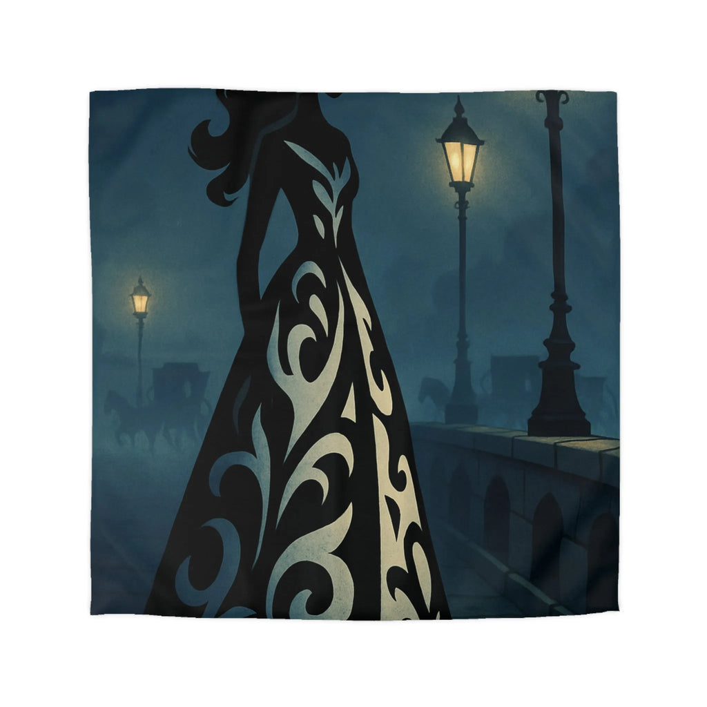 Élégante silhouette féminine en robe ornée dans une rue éclairée par des lampadaires