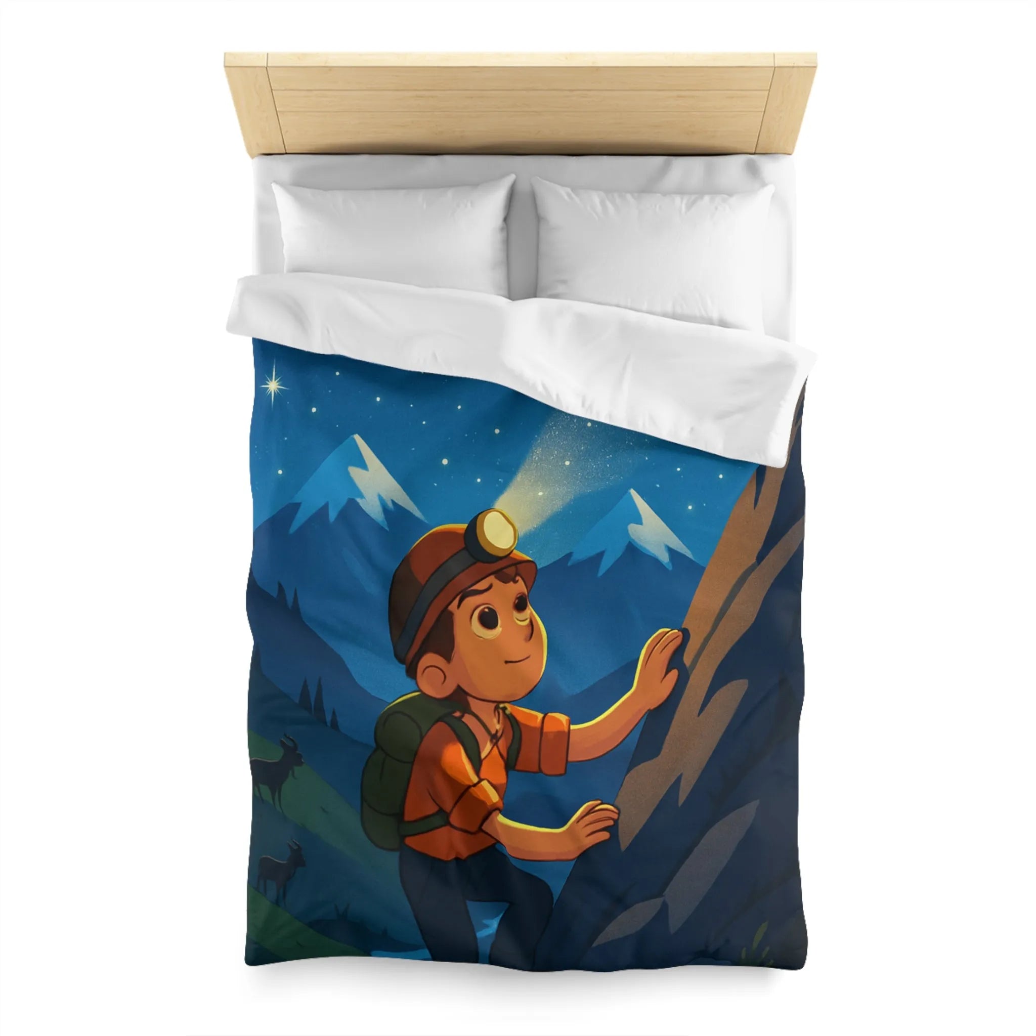 Housse de Couette Enfant : Aventure Nocturne Montagneuse et Constellations Célestes Brillantes
