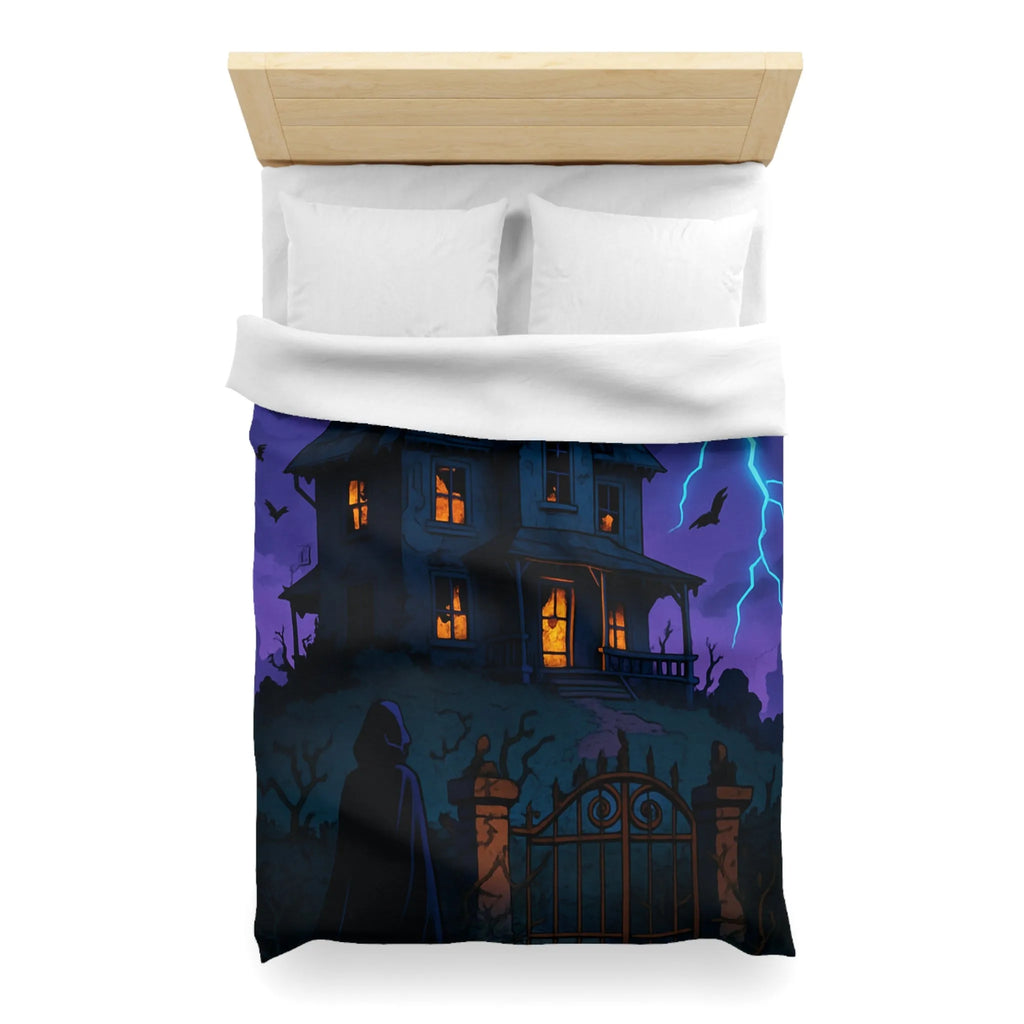 Housse de couette intrigante avec manoir hanté, éclairs et corbeaux sous ciel orageux