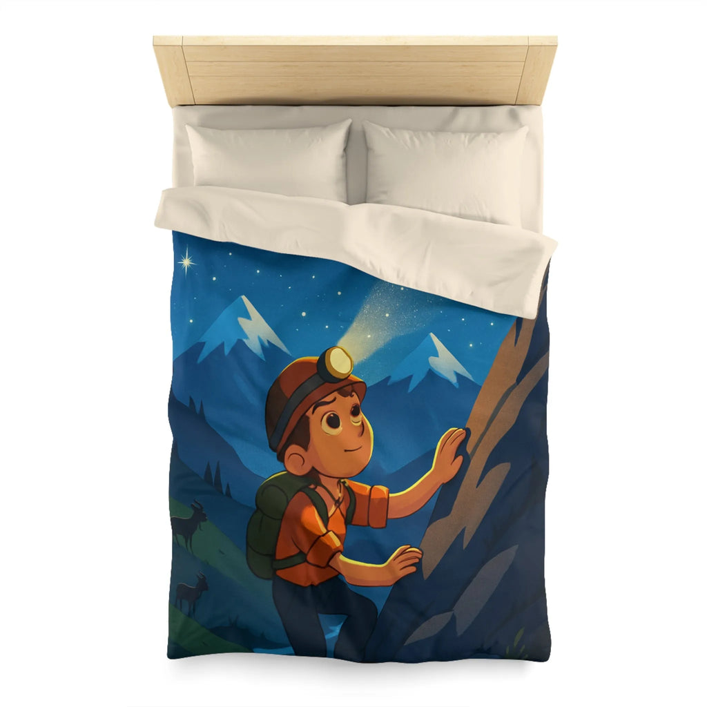 Housse de Couette Enfant : Aventure Nocturne Montagneuse et Constellations Célestes Brillantes