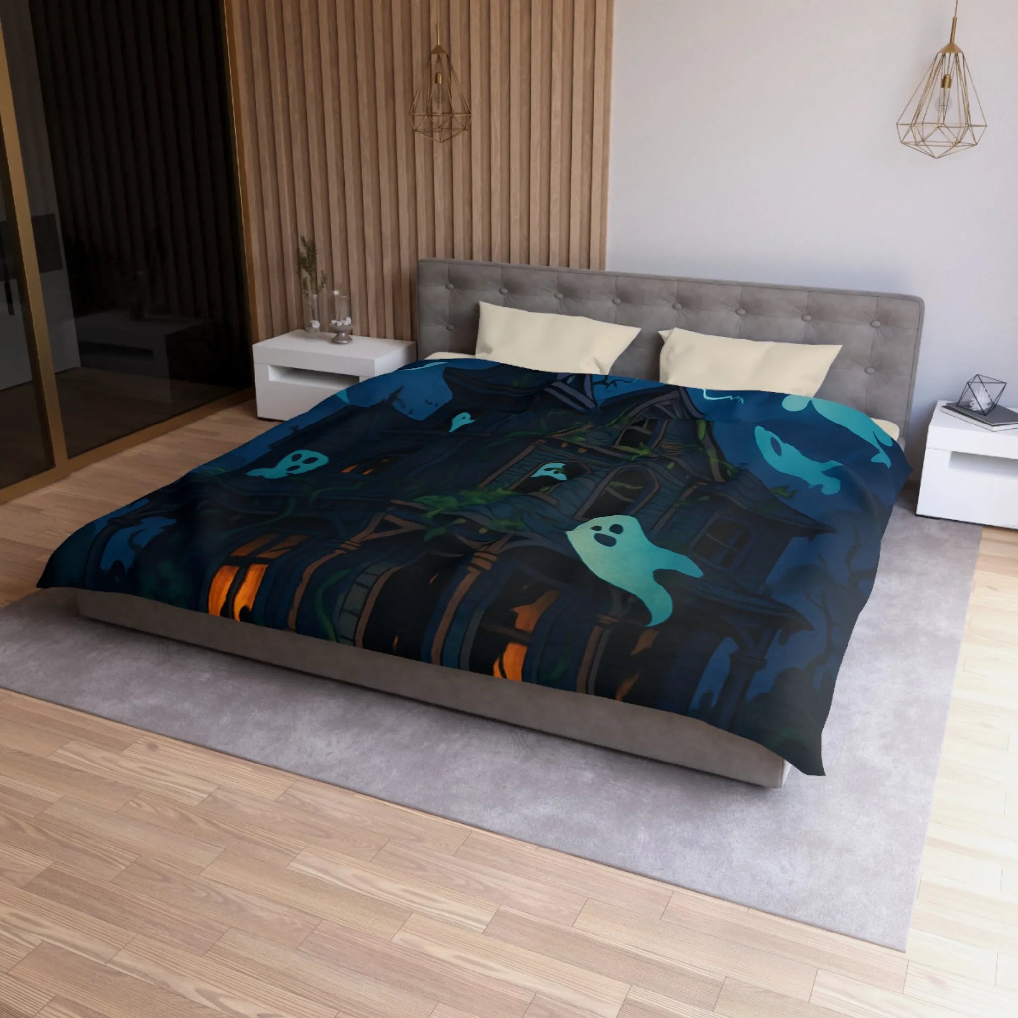 Housse de couette avec maison hantée et fantômes lumineux dans la nuit orageuse