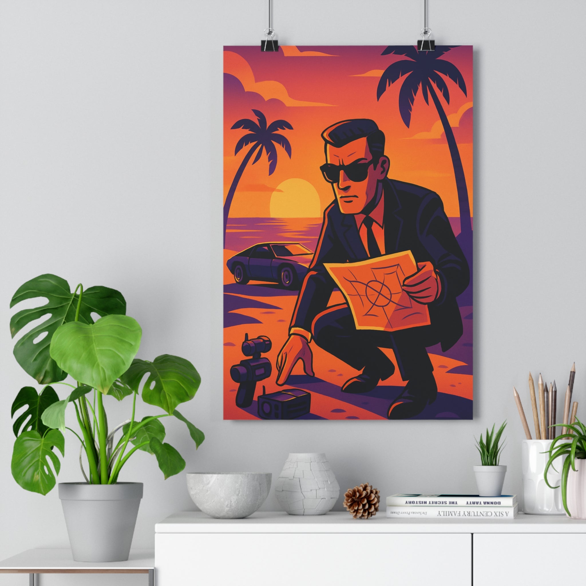Poster décoratif agent secret exotique rétrofuturiste coucher soleil plage palmiers costume lunettes mystérieux vintage