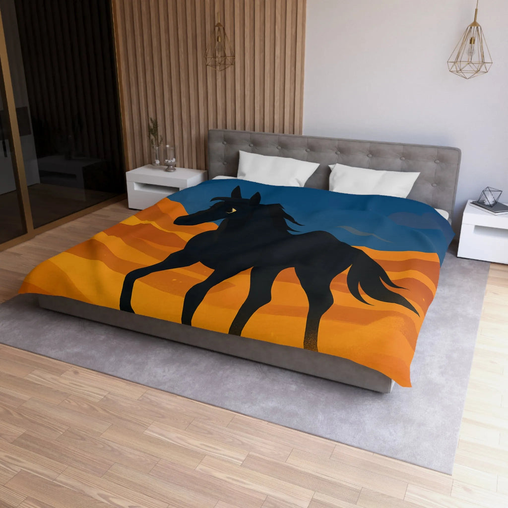 Housse de couette cheval noir galopant sur dunes dorées au crépuscule paisible