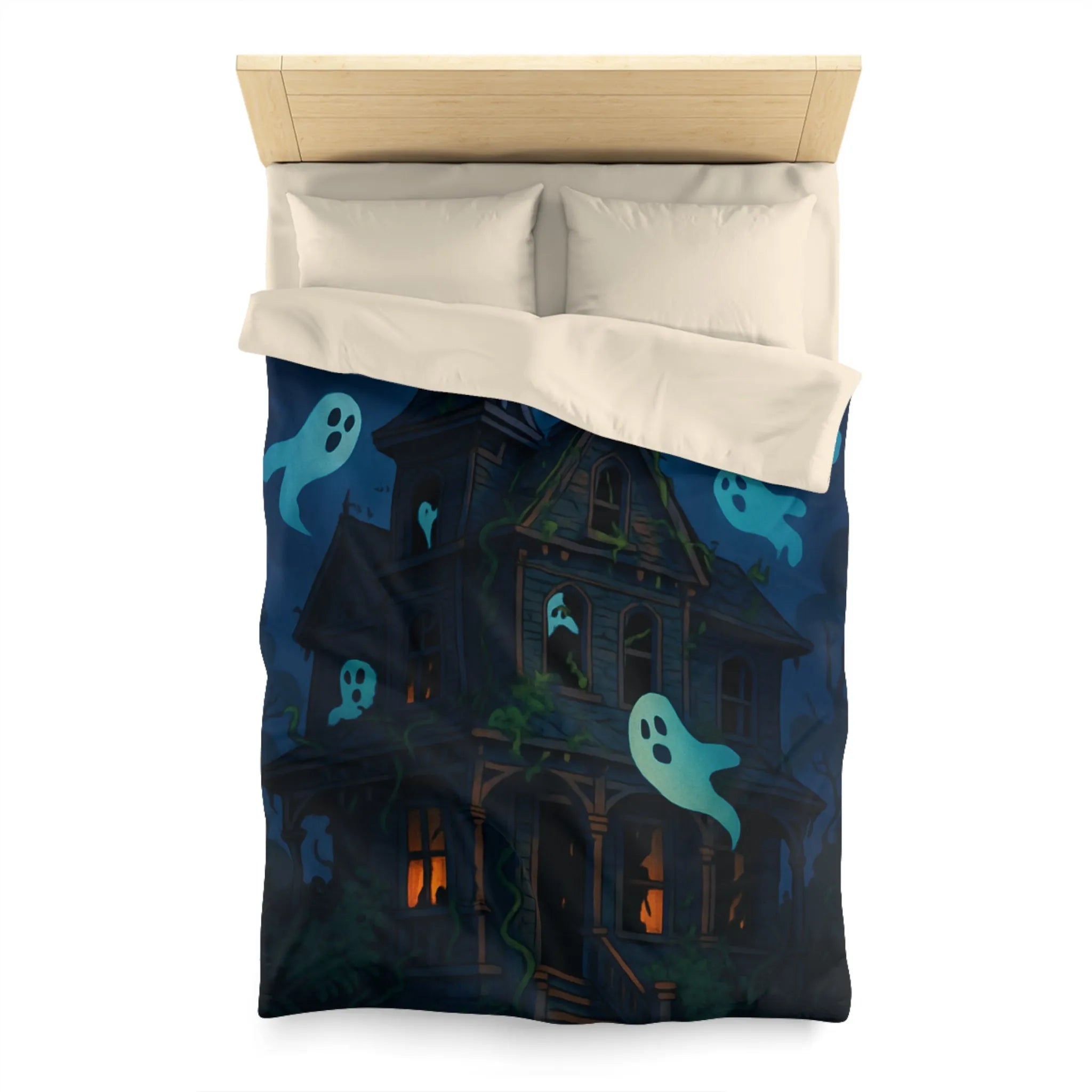 Housse de couette avec maison hantée et fantômes lumineux dans la nuit orageuse