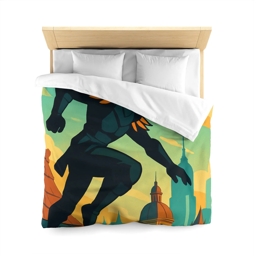 Housse de couette artistique avec silhouette et oiseau sur un toit urbain animé