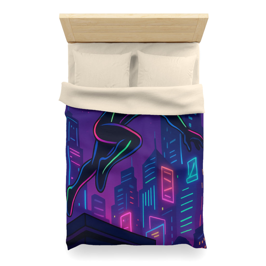 Housse de couette néon urbain avec silhouette héroïque sautant devant gratte-ciel lumineux