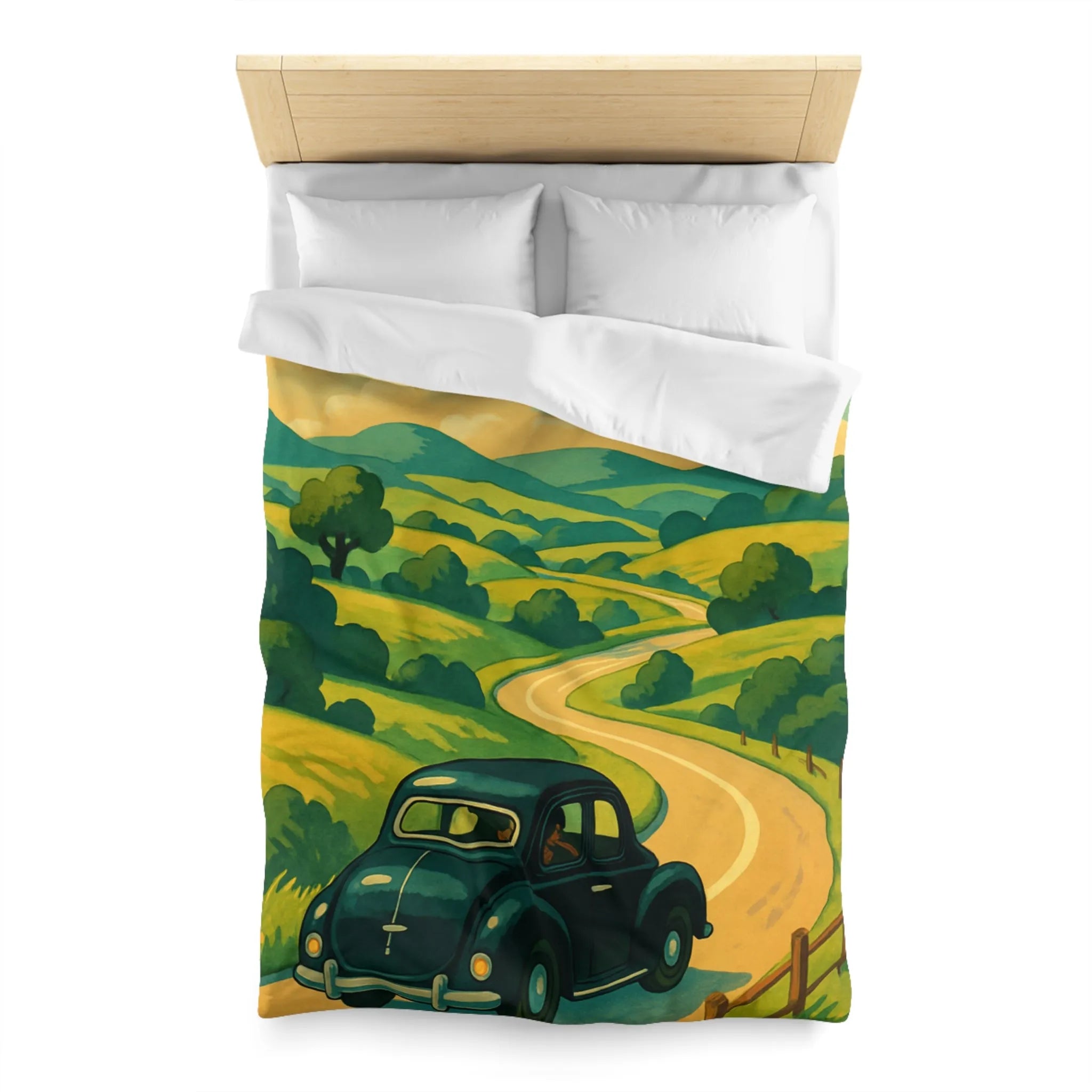 Charmante voiture rétro sur route sinueuse à travers collines verdoyantes et ciel ensoleillé