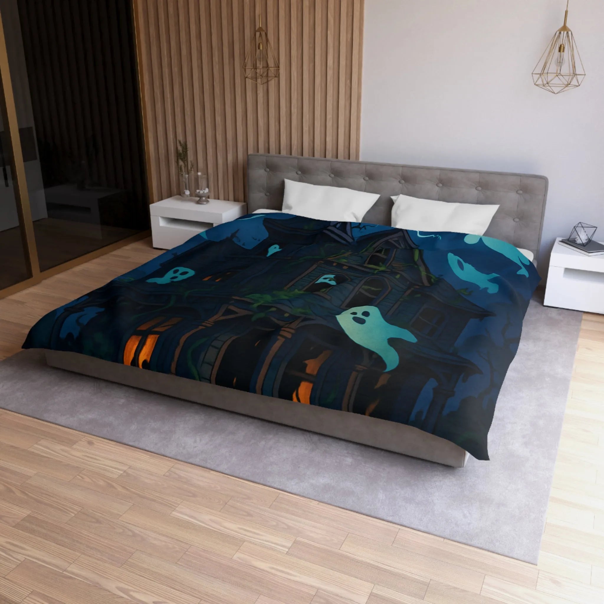 Housse de couette avec maison hantée et fantômes lumineux dans la nuit orageuse