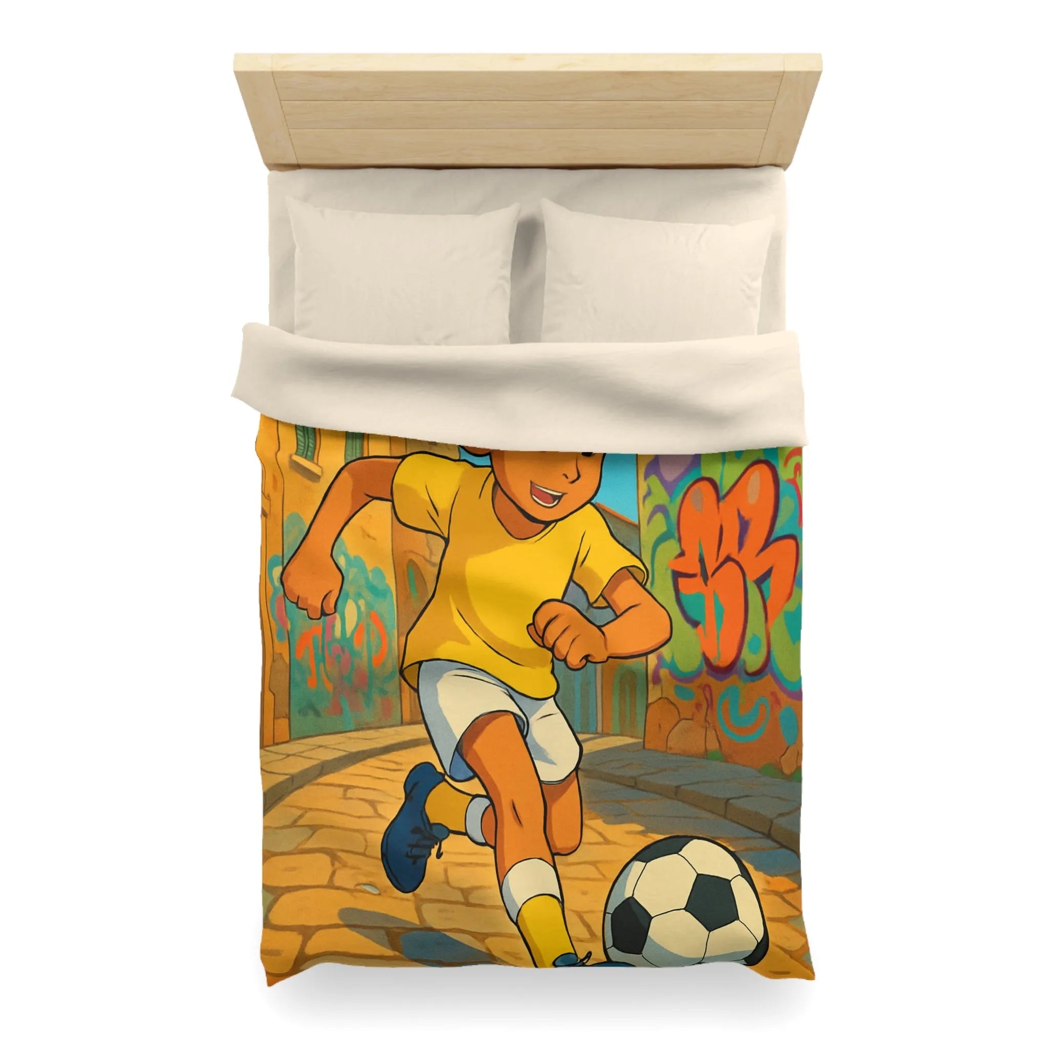 Housse de couette jaune enfant illustrant garçon jouant au football dans une ruelle colorée
