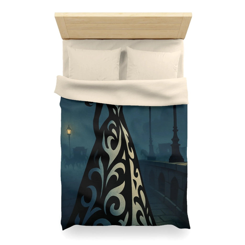 Élégante silhouette féminine en robe ornée dans une rue éclairée par des lampadaires