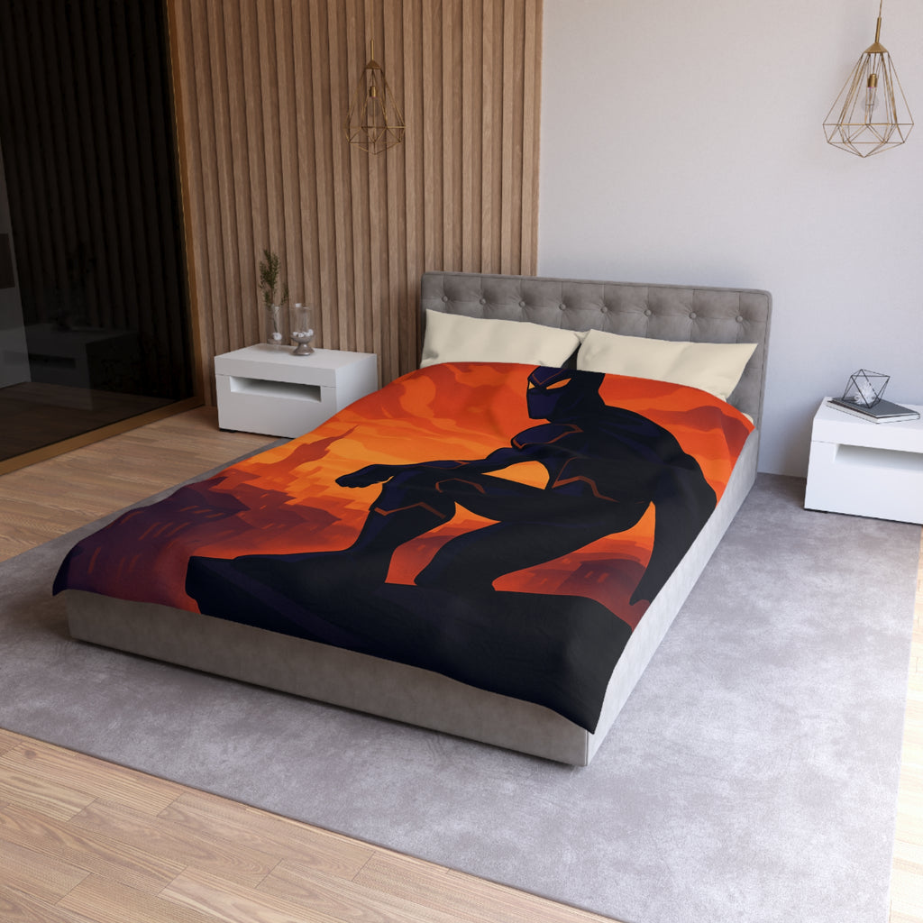 Housse de couette super-héros noir contemplant la ville dans un crépuscule rougeoyant