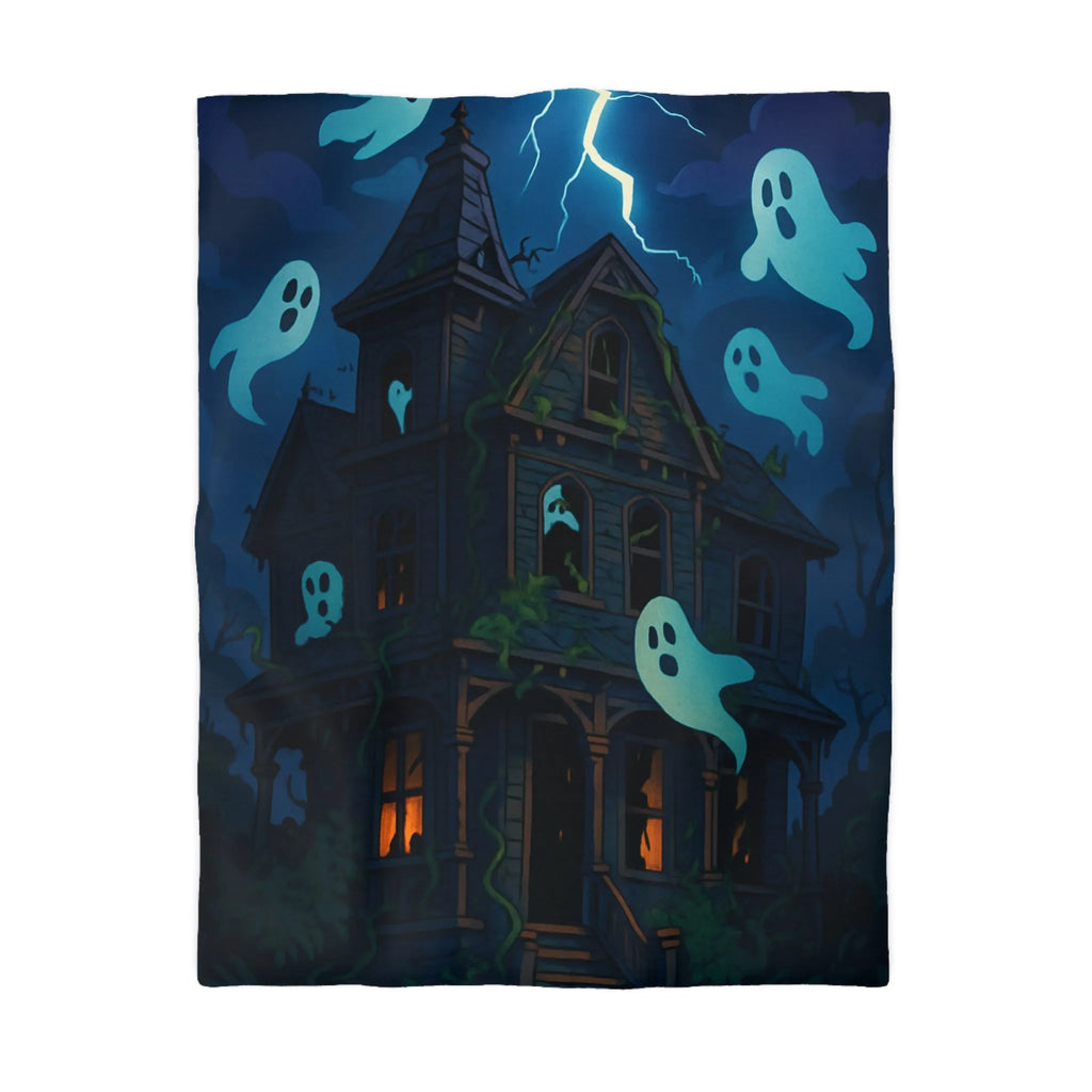 Housse de couette avec maison hantée et fantômes lumineux dans la nuit orageuse