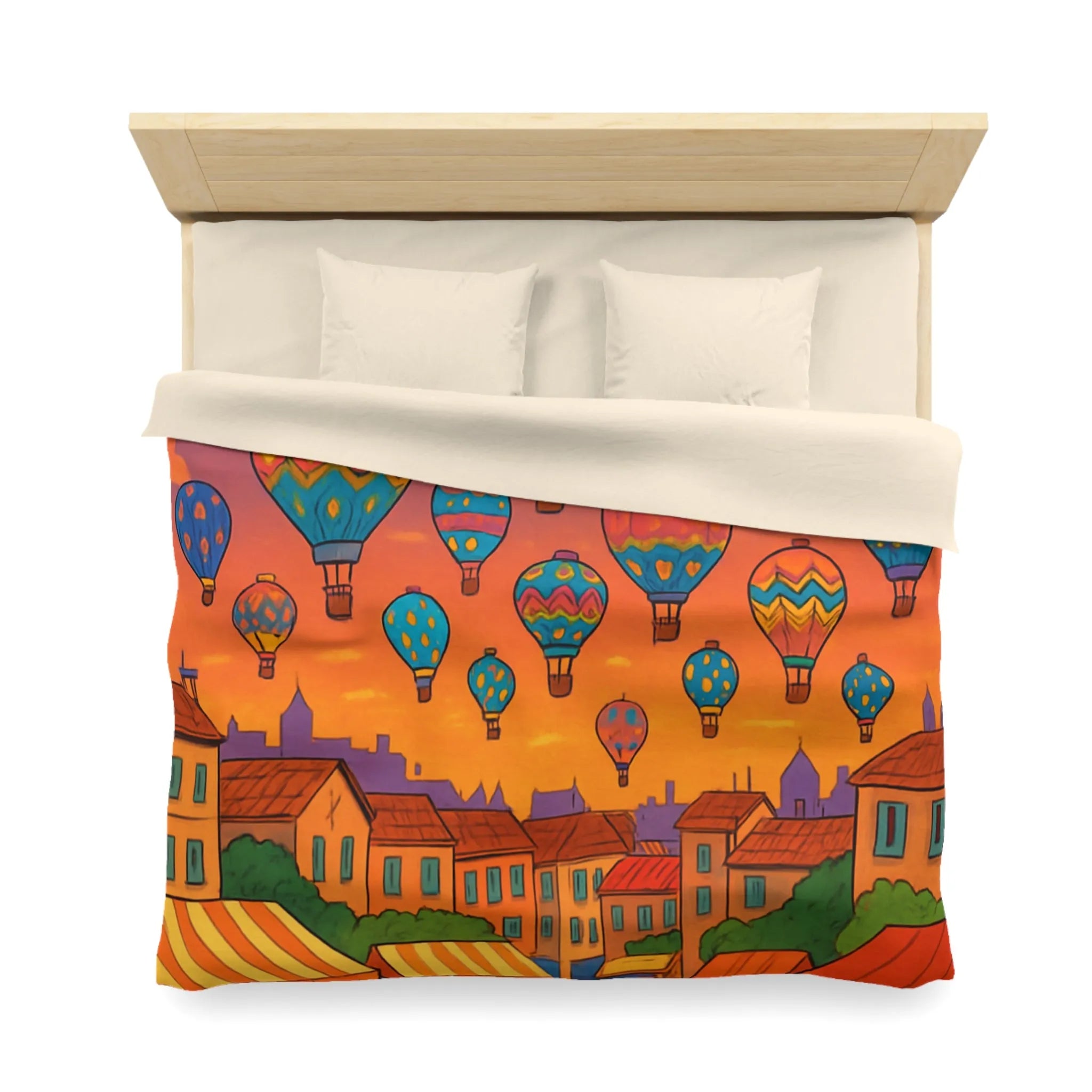 Housse de couette avec montgolfières colorées sur ciel au crépuscule villageois animé