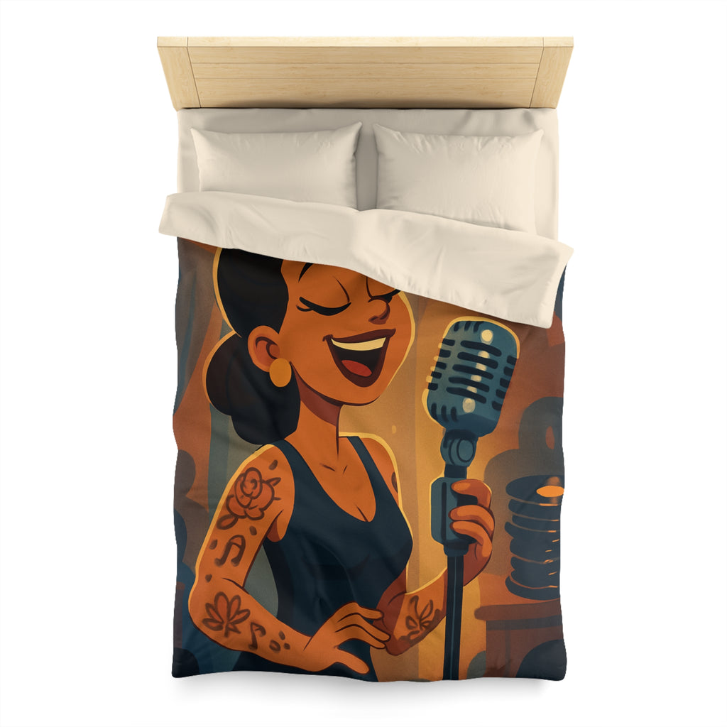 Housse de couette rétro avec chanteuse tatouée sous lumière vintage et micro classique