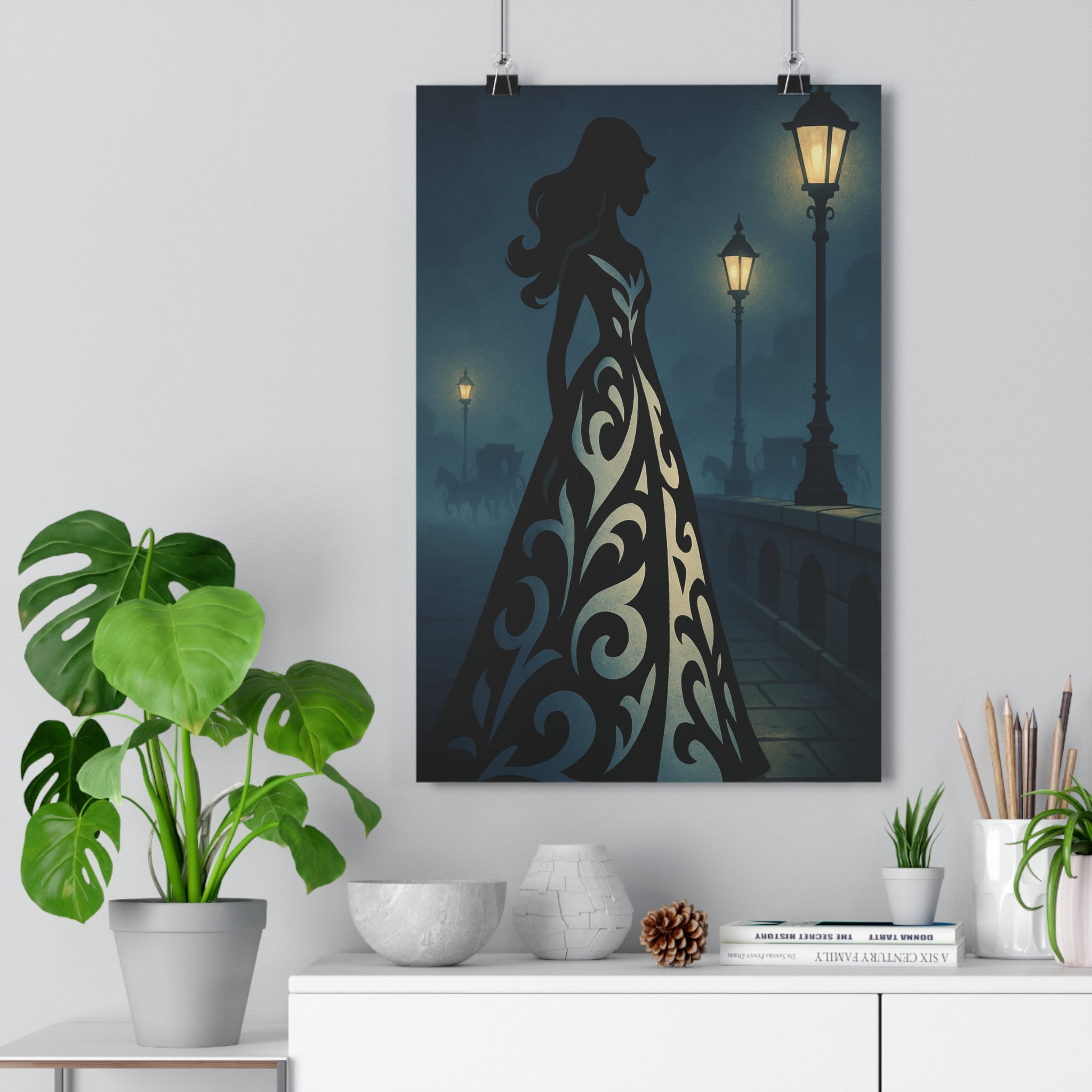 Poster décoratif élégant scène nocturne mystère silhouette féminine gothique bleu ambiance raffinée salon qualité