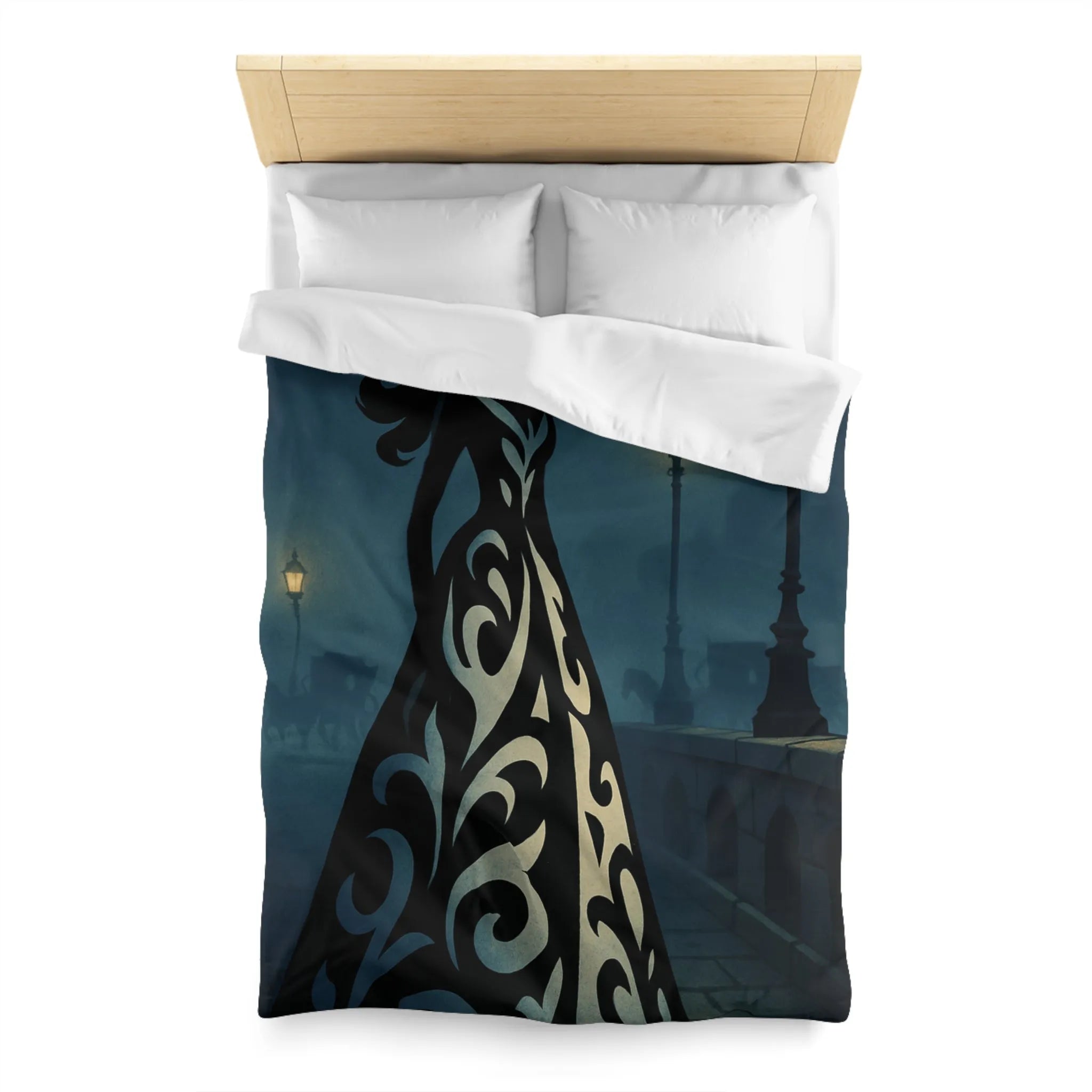 Élégante silhouette féminine en robe ornée dans une rue éclairée par des lampadaires