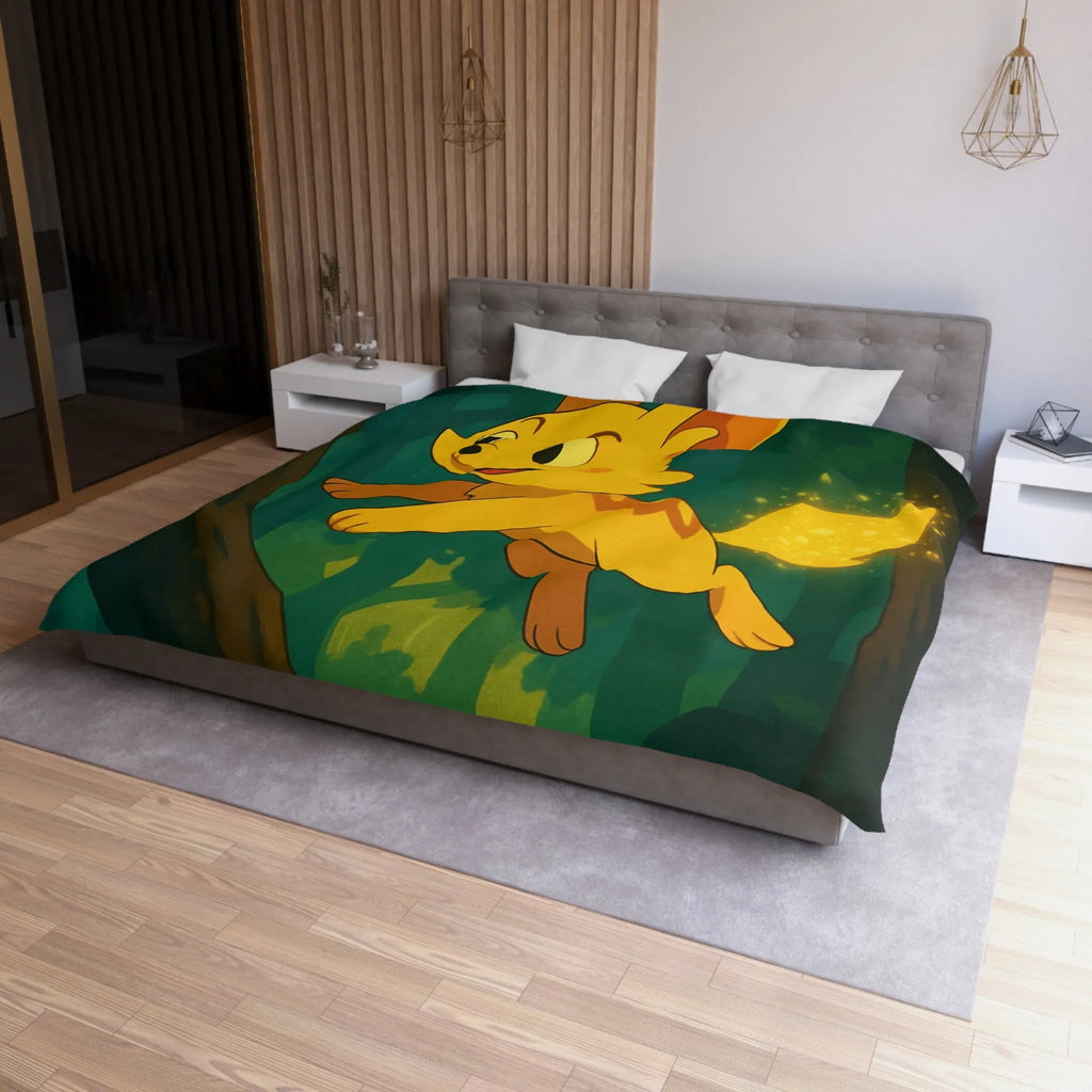 Housse de couette forêt féérique avec créature magique jaune sautant joyeusement à travers les arbres