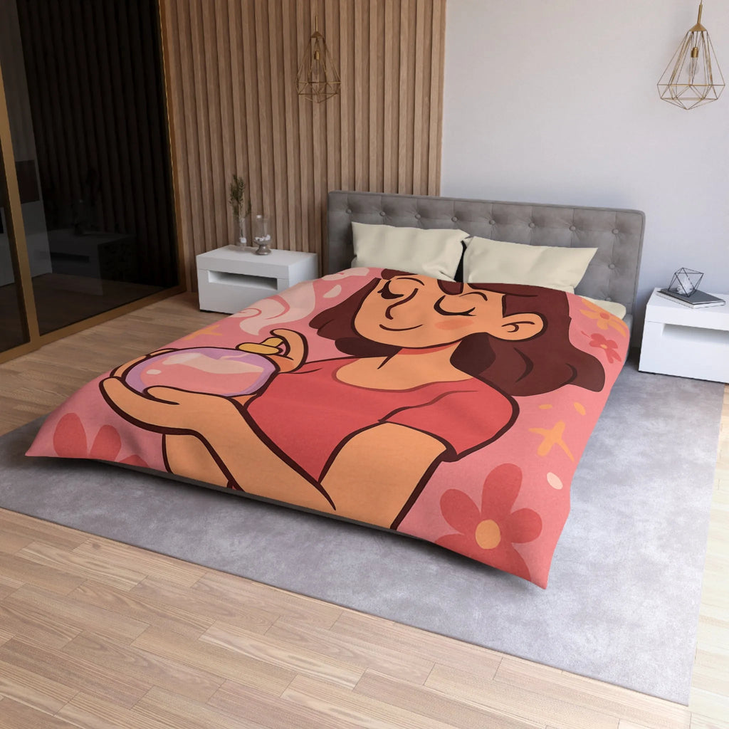 Housse de couette illustration parfum avec femme souriante tenue bouteille contre fond rose