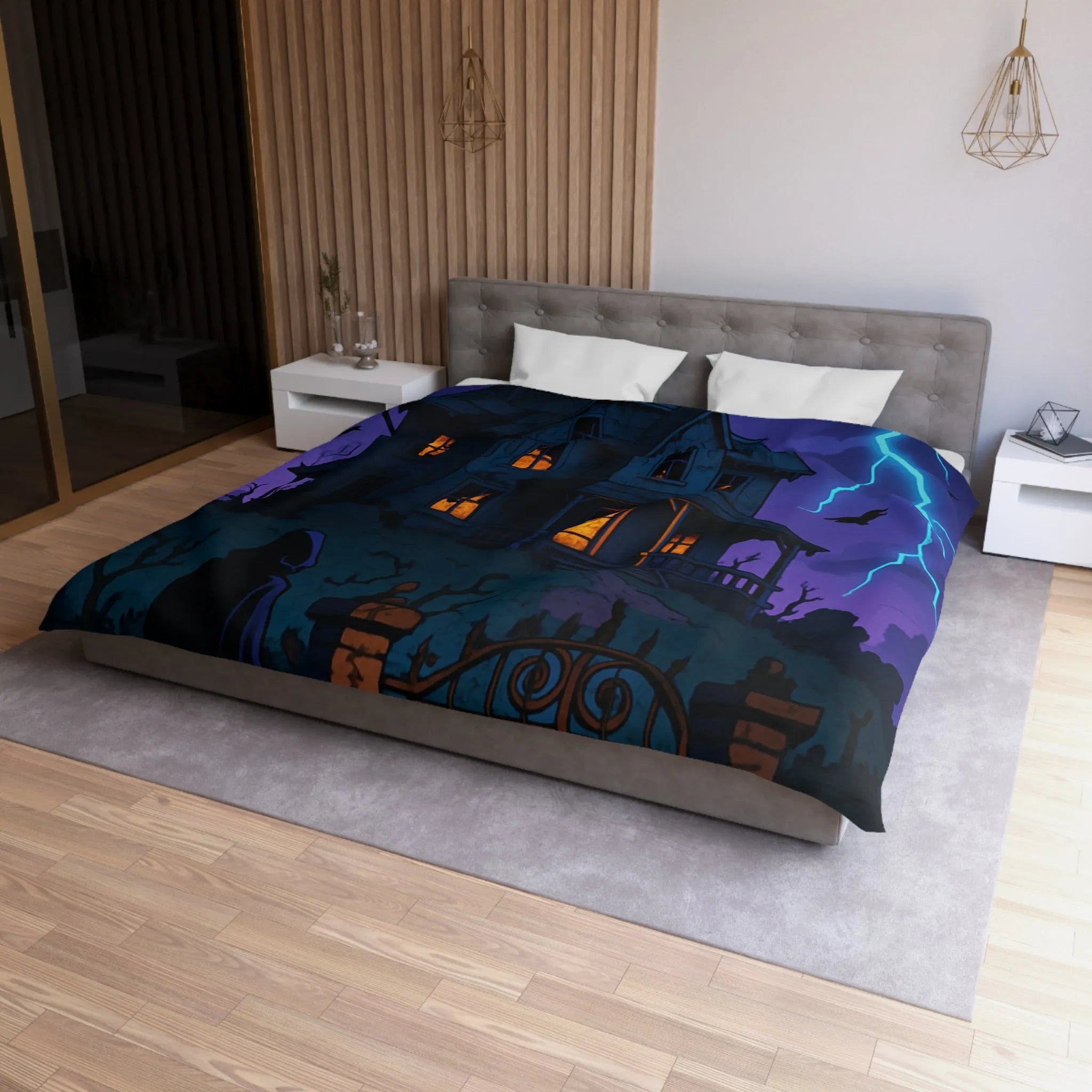 Housse de couette intrigante avec manoir hanté, éclairs et corbeaux sous ciel orageux