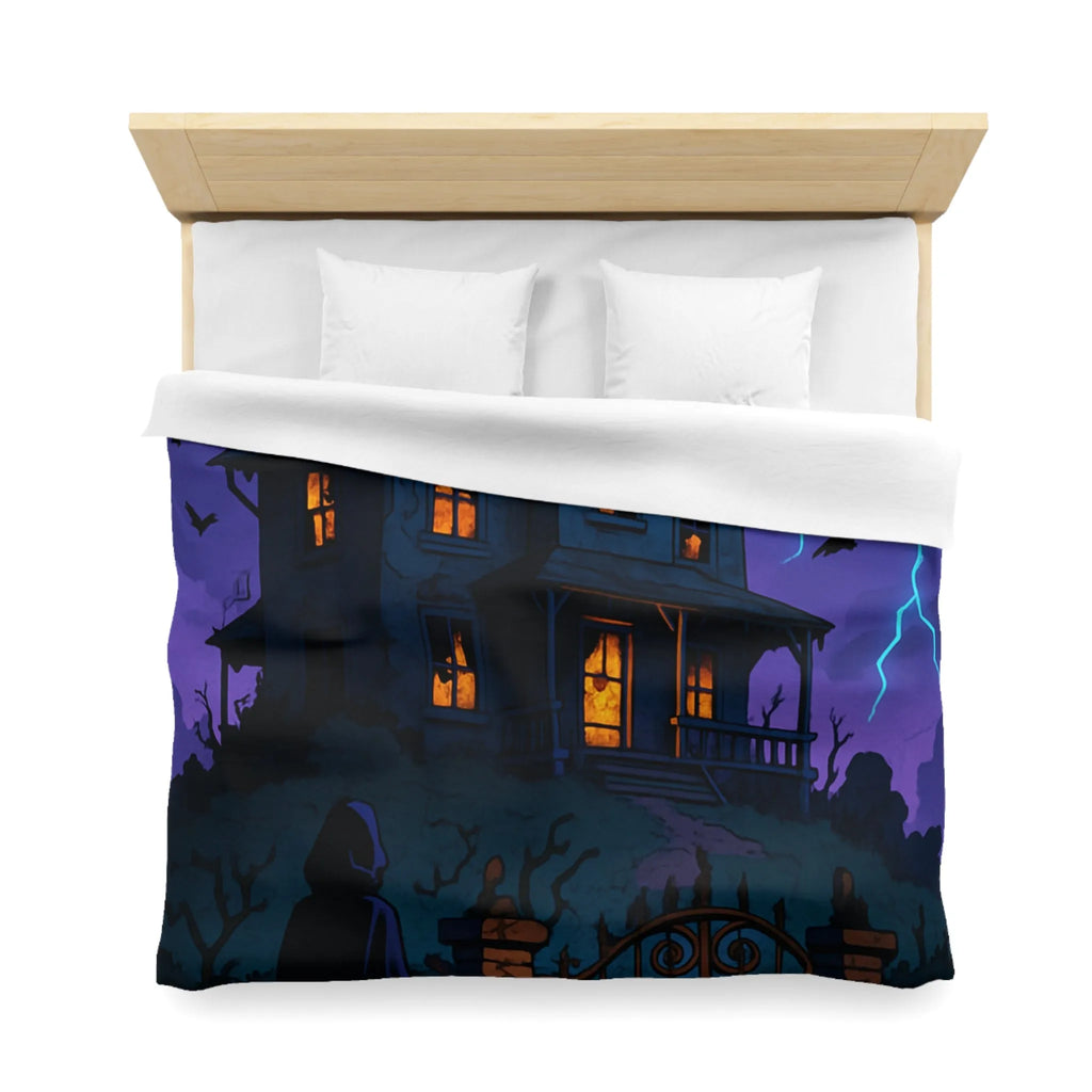 Housse de couette intrigante avec manoir hanté, éclairs et corbeaux sous ciel orageux