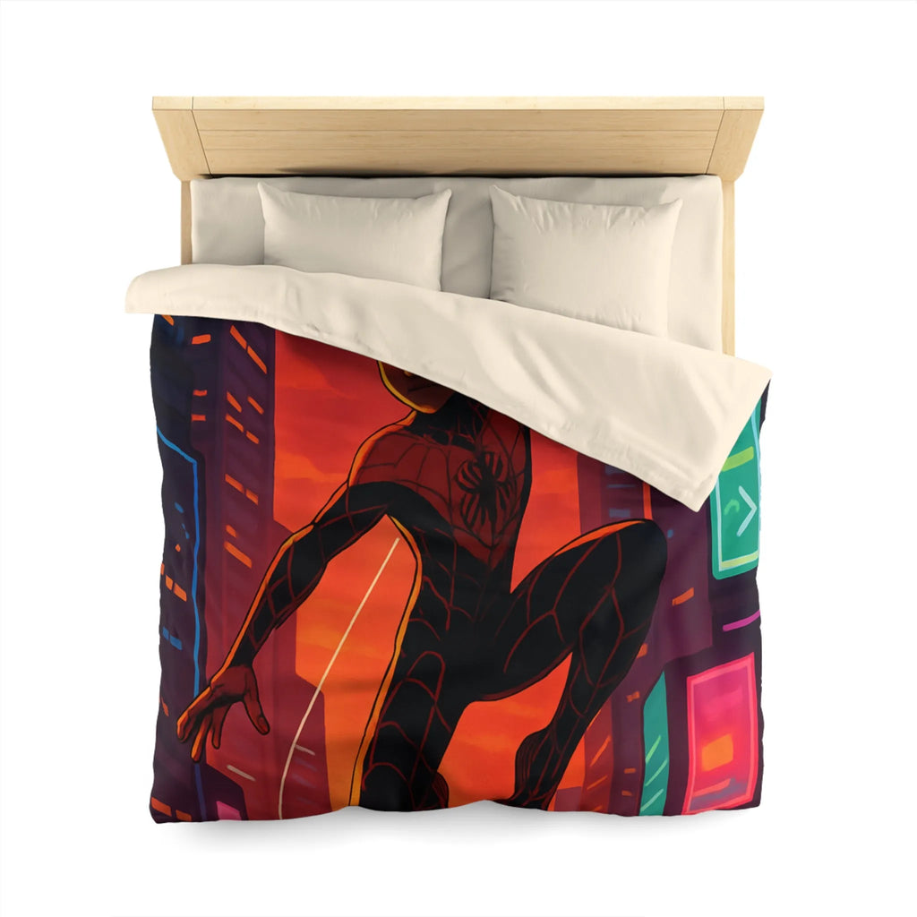 Housse de couette avec super-héros suspendu devant un coucher de soleil urbain vibrant