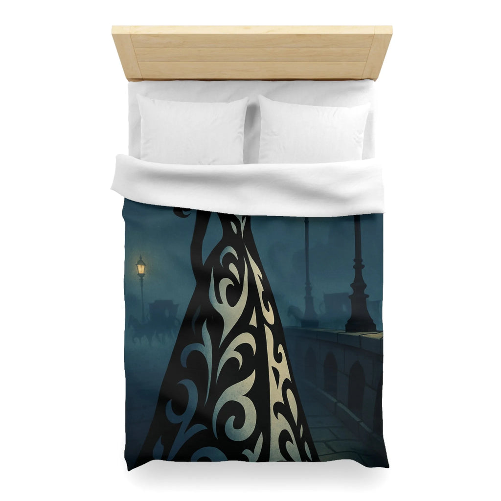 Élégante silhouette féminine en robe ornée dans une rue éclairée par des lampadaires