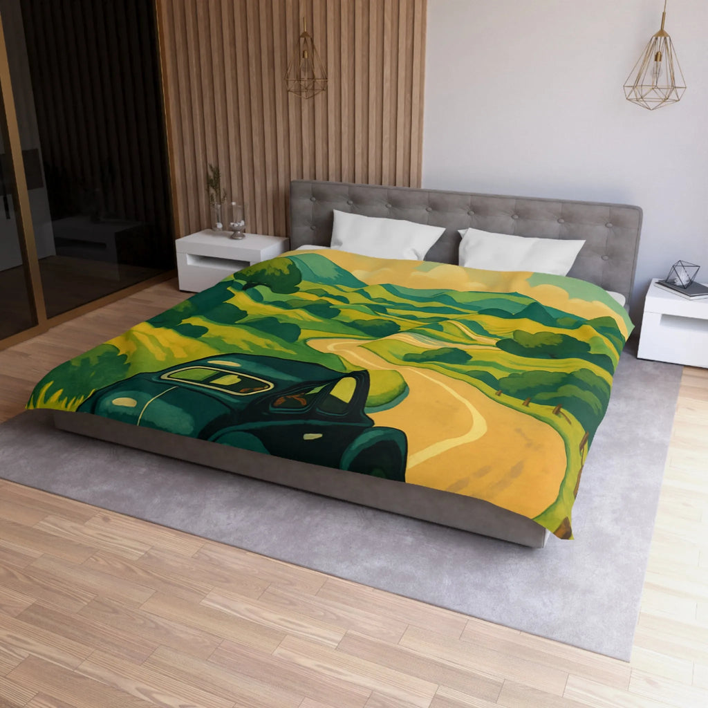 Charmante voiture rétro sur route sinueuse à travers collines verdoyantes et ciel ensoleillé