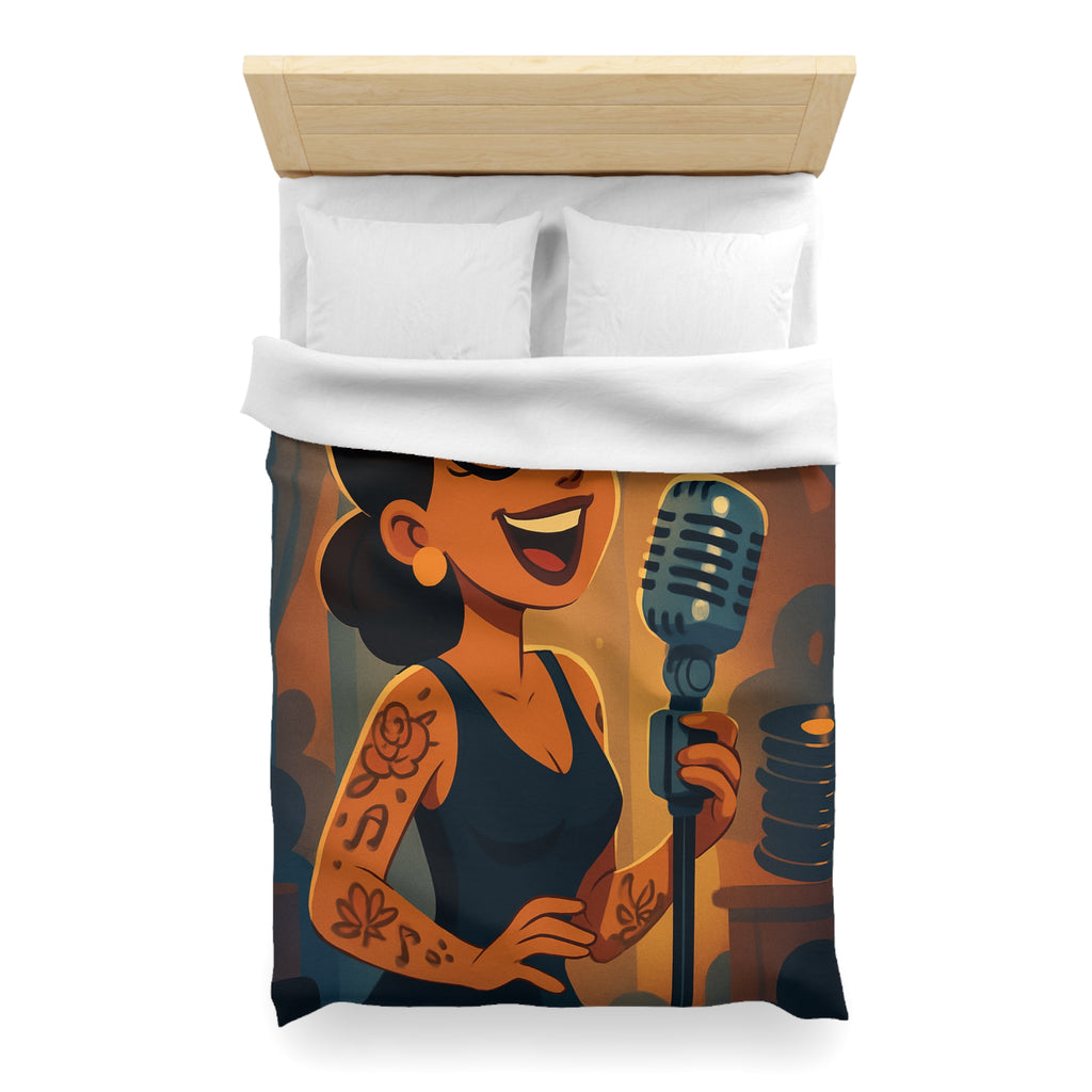 Housse de couette rétro avec chanteuse tatouée sous lumière vintage et micro classique
