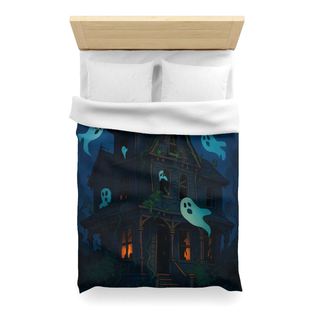 Housse de couette avec maison hantée et fantômes lumineux dans la nuit orageuse