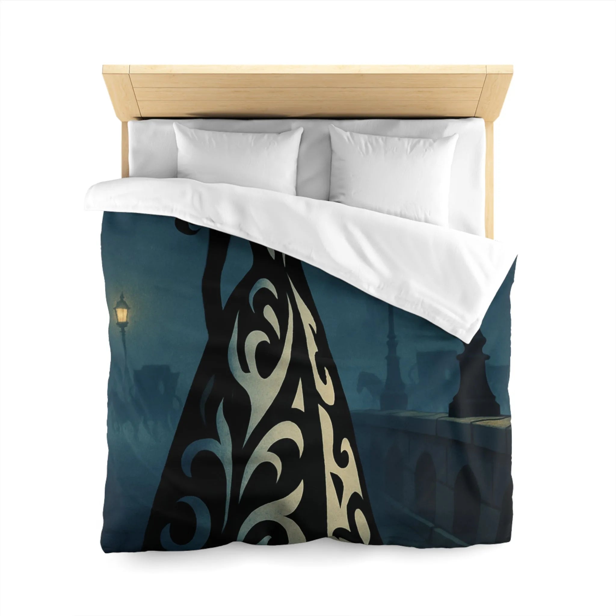 Élégante silhouette féminine en robe ornée dans une rue éclairée par des lampadaires