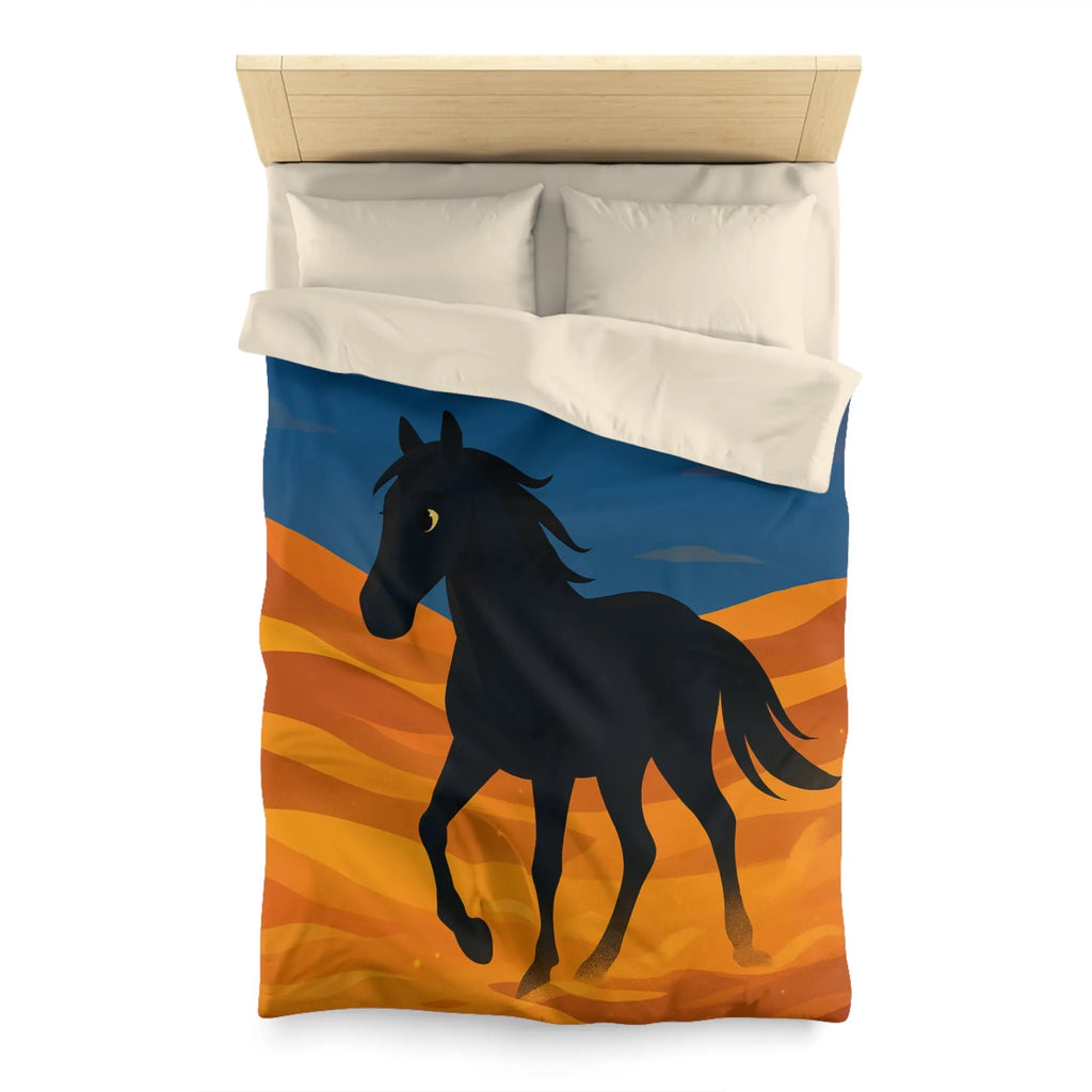 Housse de couette cheval noir galopant sur dunes dorées au crépuscule paisible