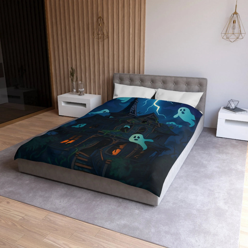 Housse de couette avec maison hantée et fantômes lumineux dans la nuit orageuse