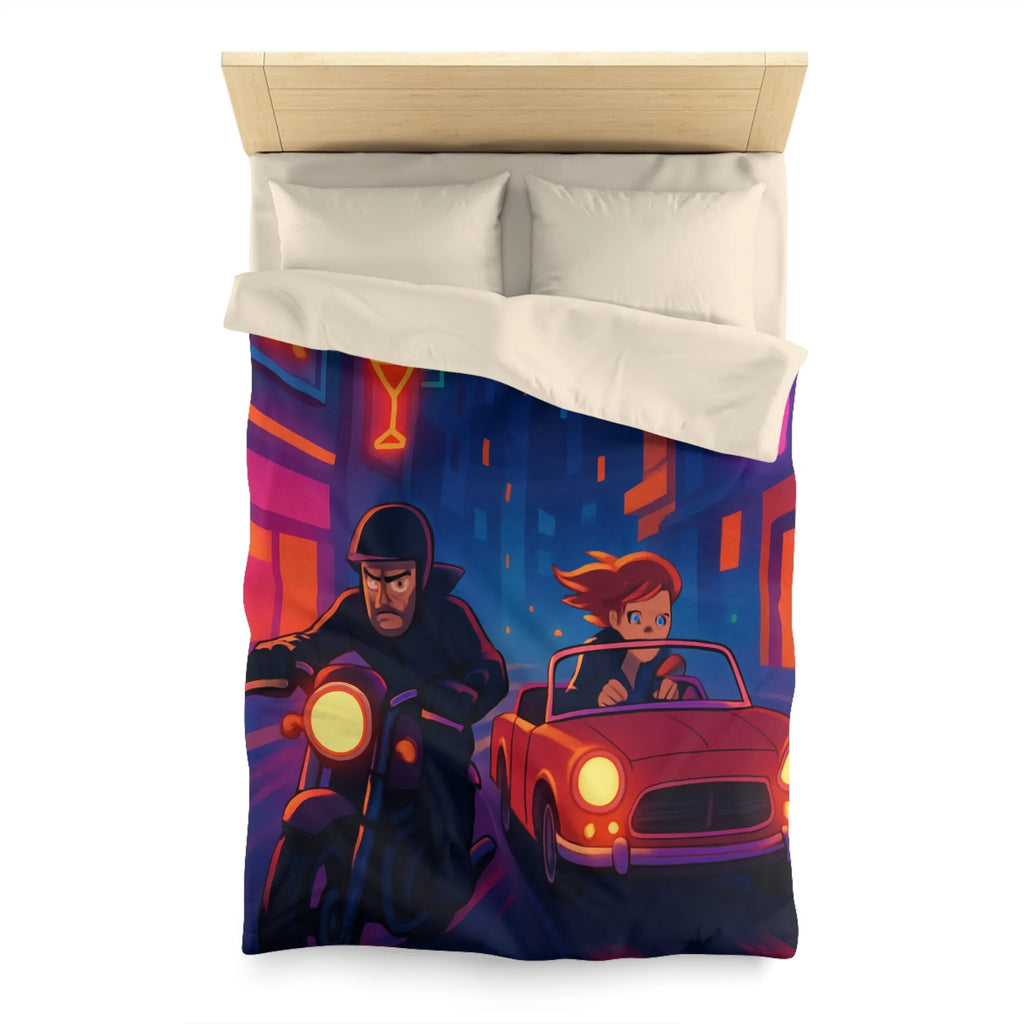 Housse de couette illustrant une scène urbaine nocturne animée avec moto et voiture