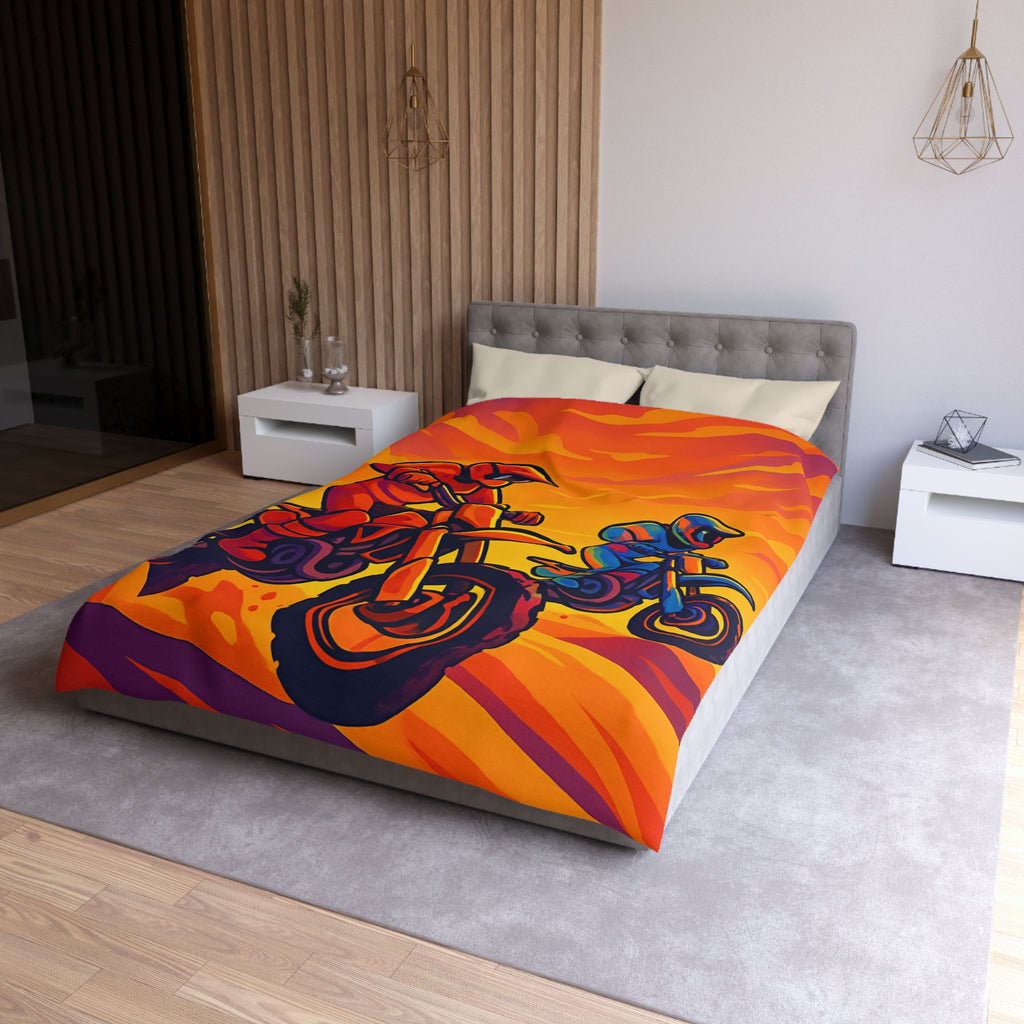 Housse de couette moto aventure: dynamique, couleurs vives, coucher de soleil dramatique