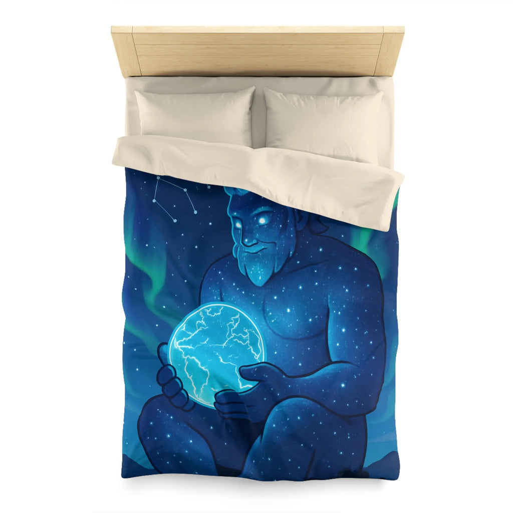 Housse de couette cosmique avec géant céleste tenant une planète lumineuse bleue