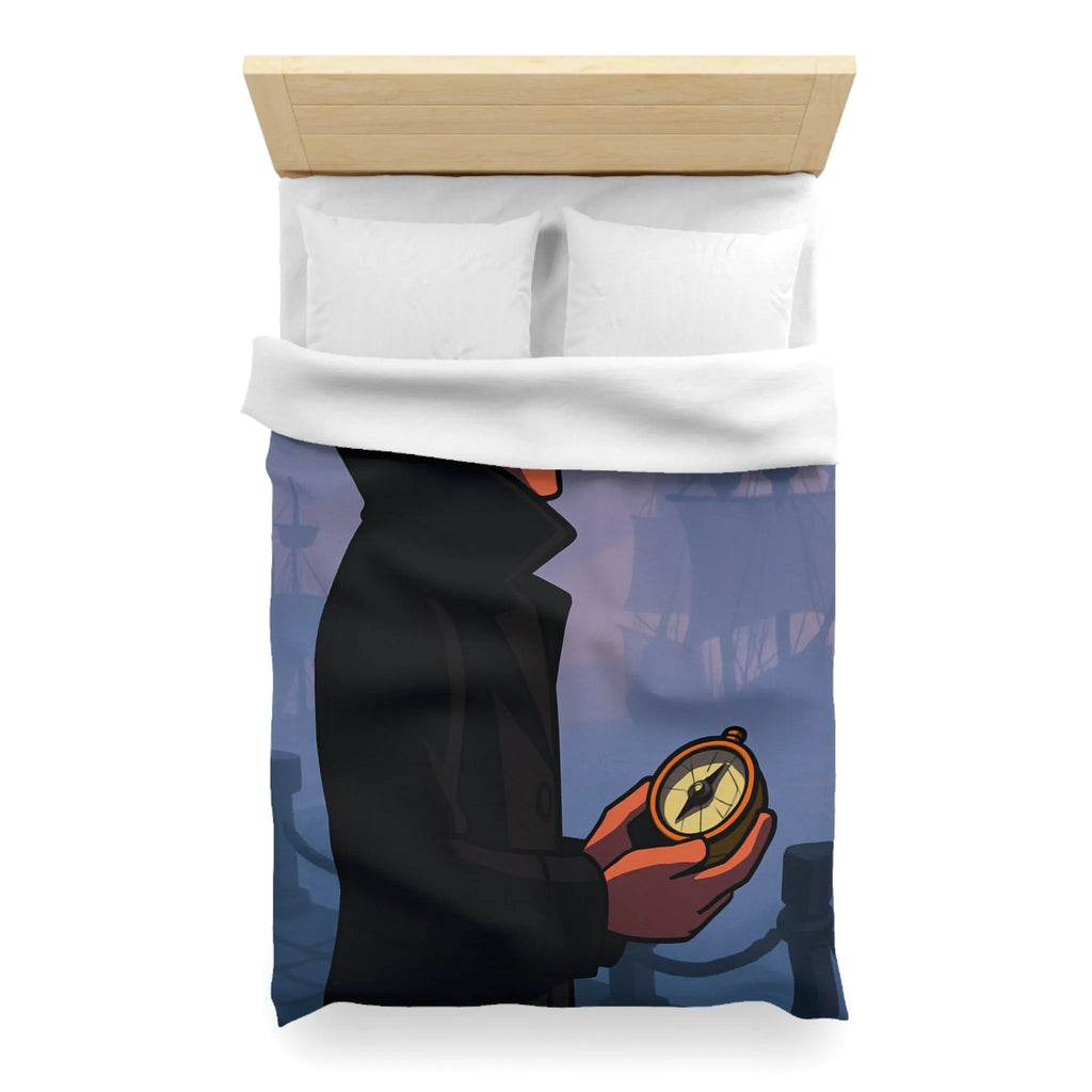 Élégant homme en manteau sombre tenant une boussole devant un port brumeux