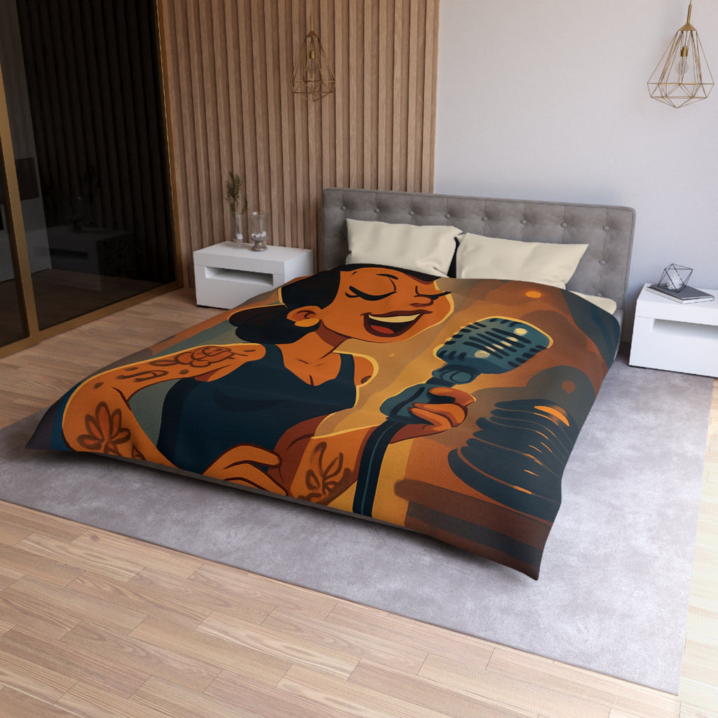 Housse de couette rétro avec chanteuse tatouée sous lumière vintage et micro classique