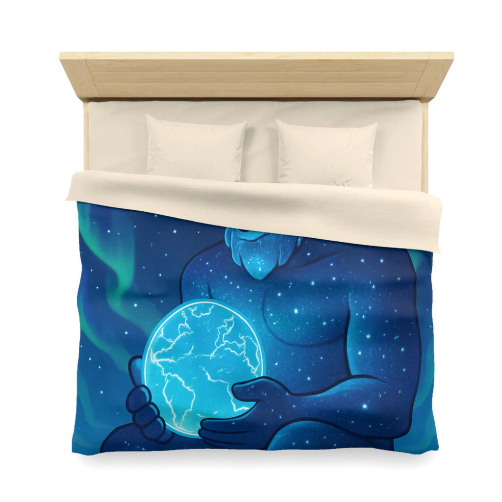 Housse de couette cosmique avec géant céleste tenant une planète lumineuse bleue