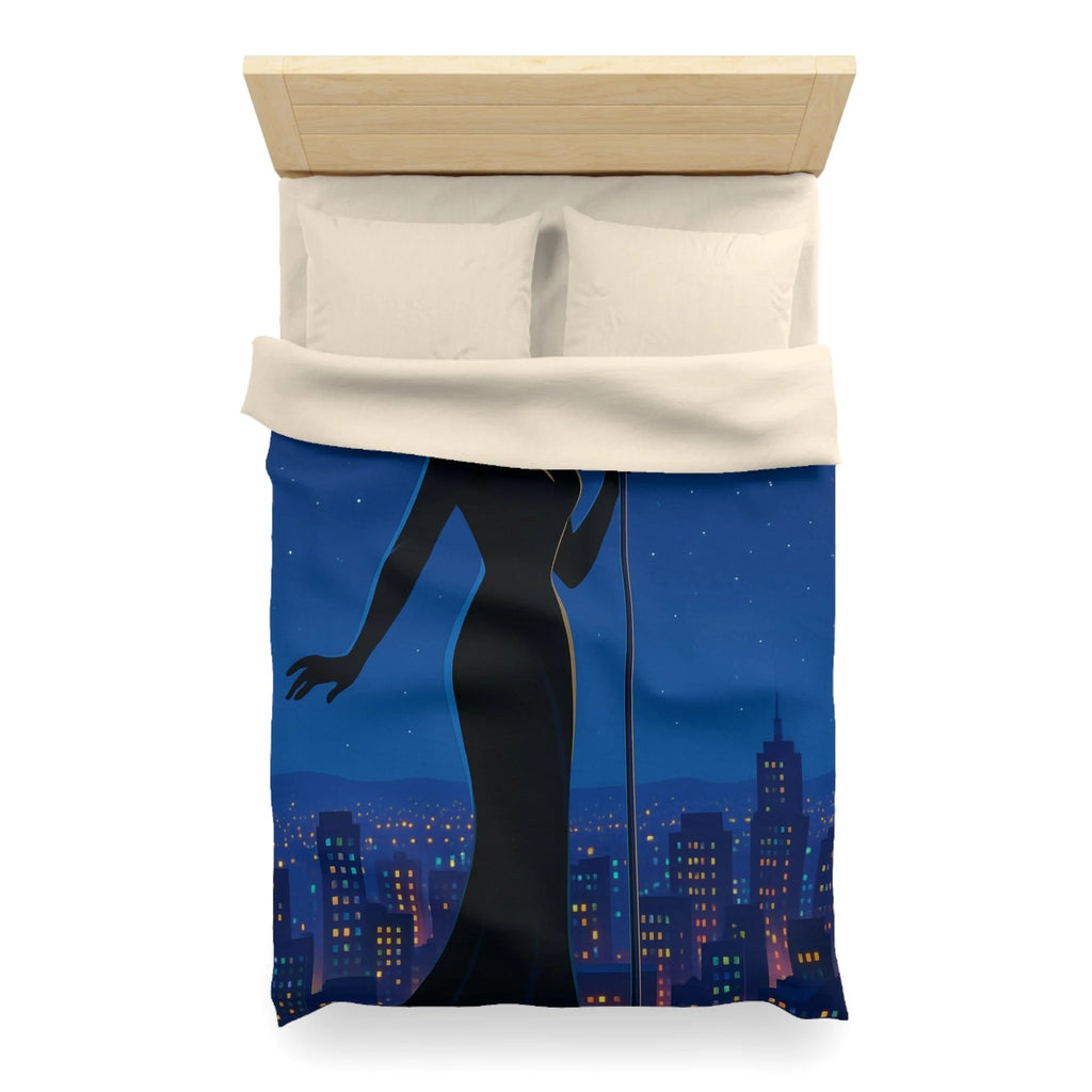 Housse de couette nocturne élégante avec silhouette mystérieuse et micro en arrière-plan urbain