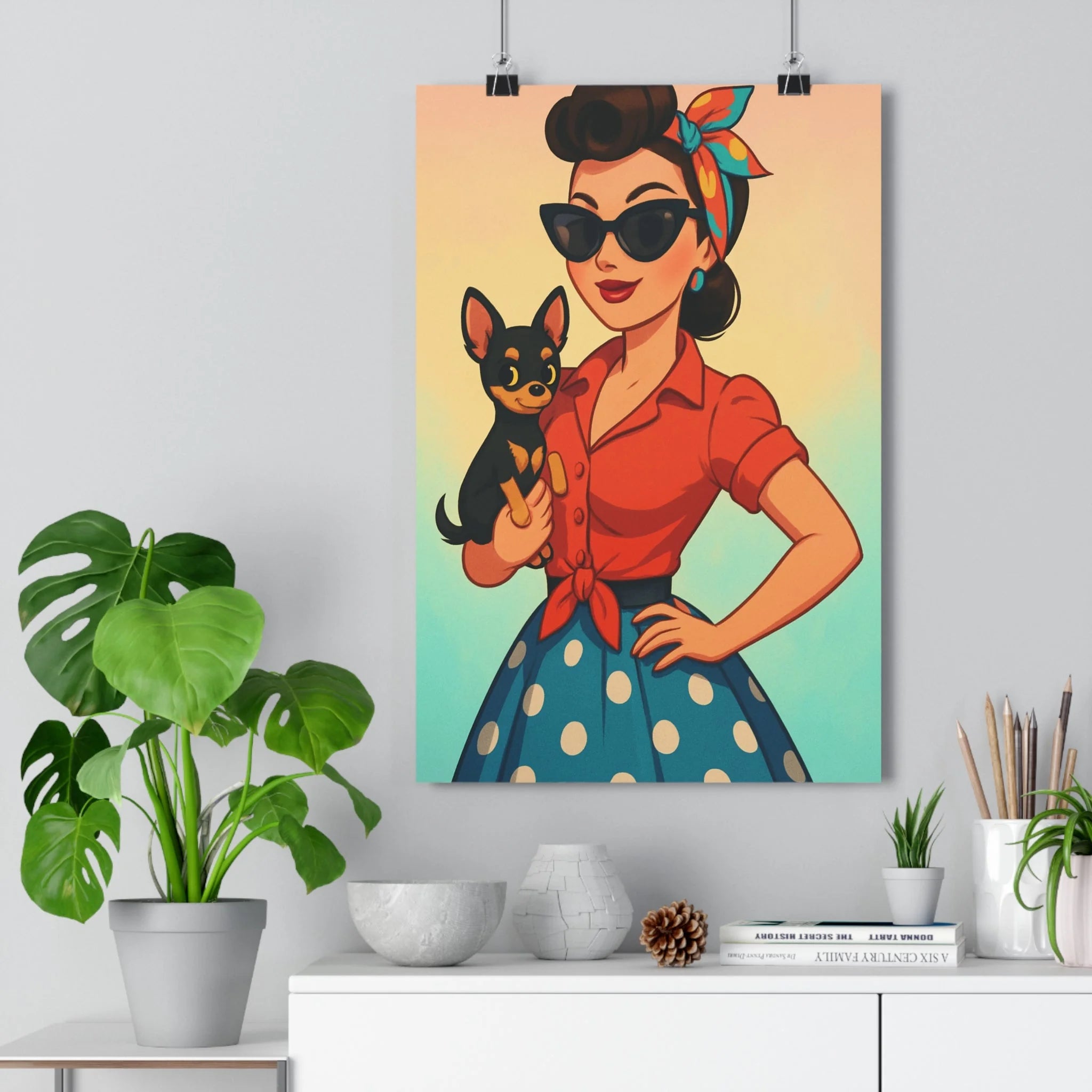 Poster décoratif vintage femme rétro lunettes soleil rouge bleu joyeux salon chambre élégante ambiance