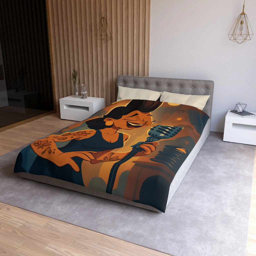 Housse de couette rétro avec chanteuse tatouée sous lumière vintage et micro classique